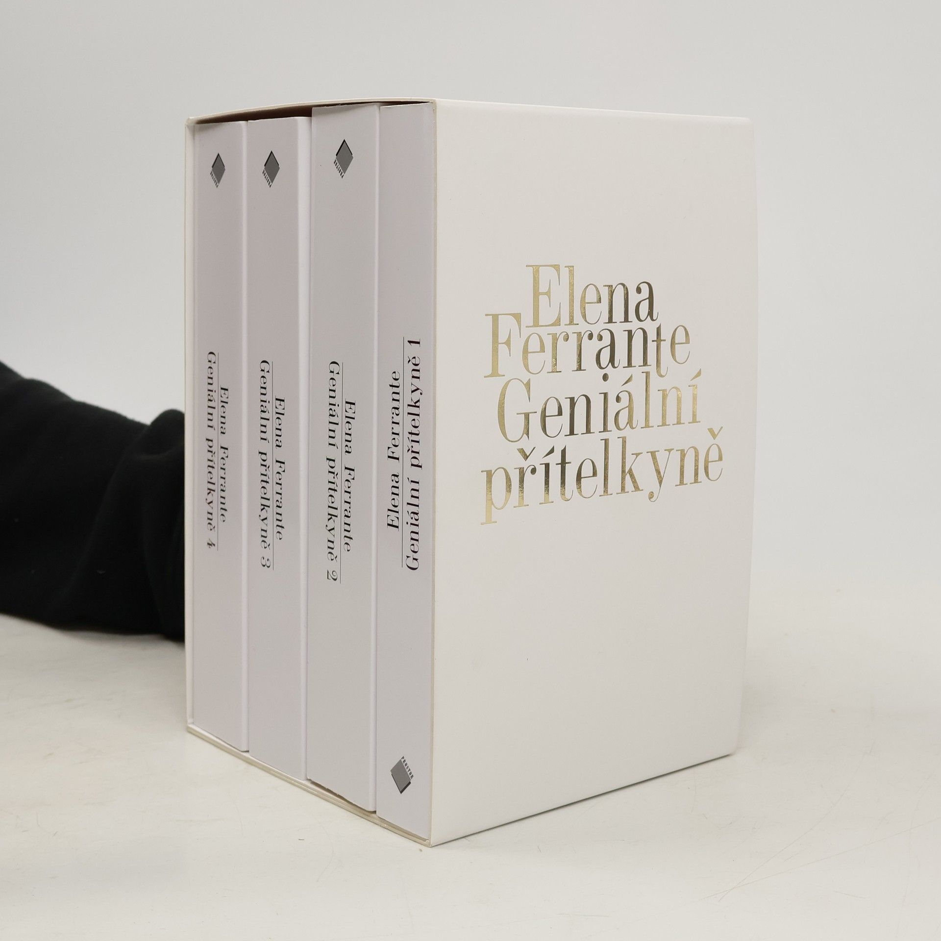 Elena Ferrante Geniální přítelkyně 1-4