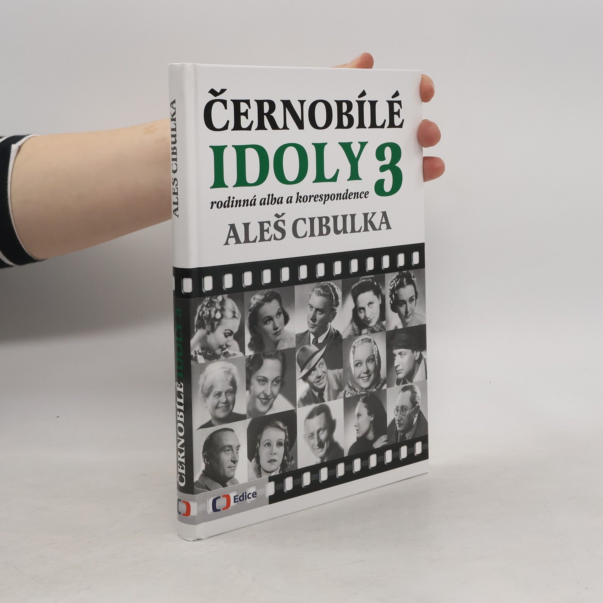 Aleš Cibulka Černobílé idoly. 3, Rodinná alba a korespondence