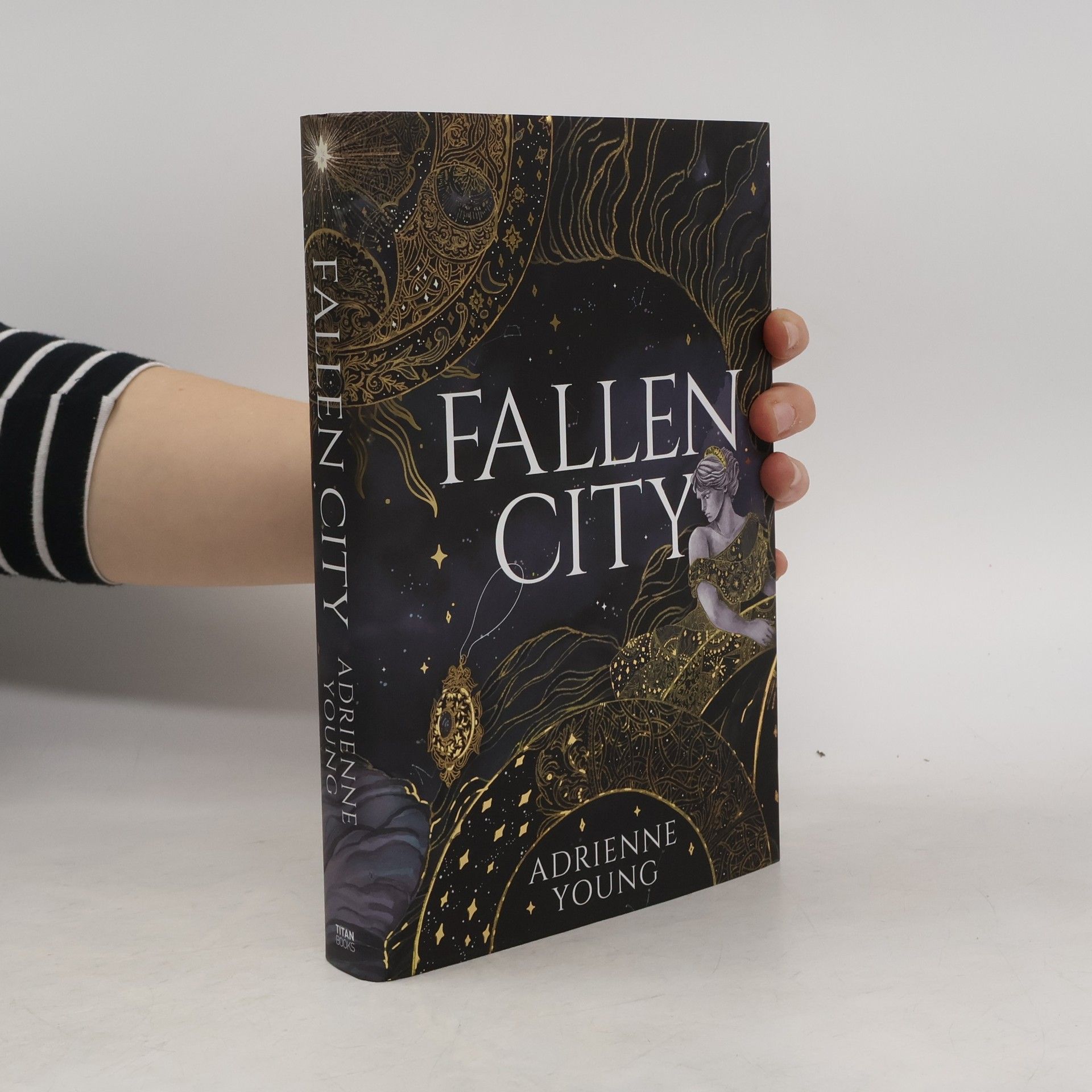 Adrienne Young Fallen City