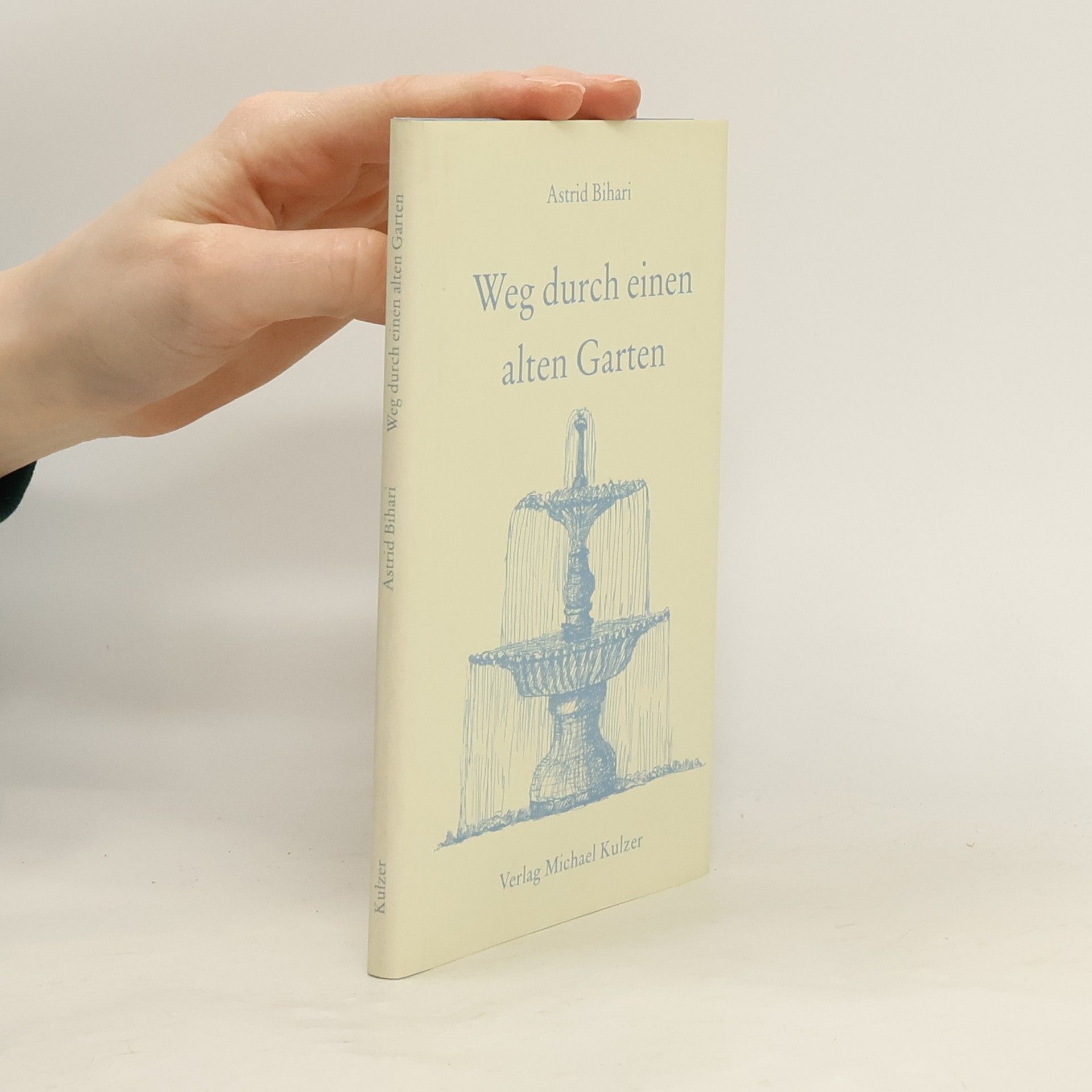 Astrid Bihari Weg durch einen alten Garten