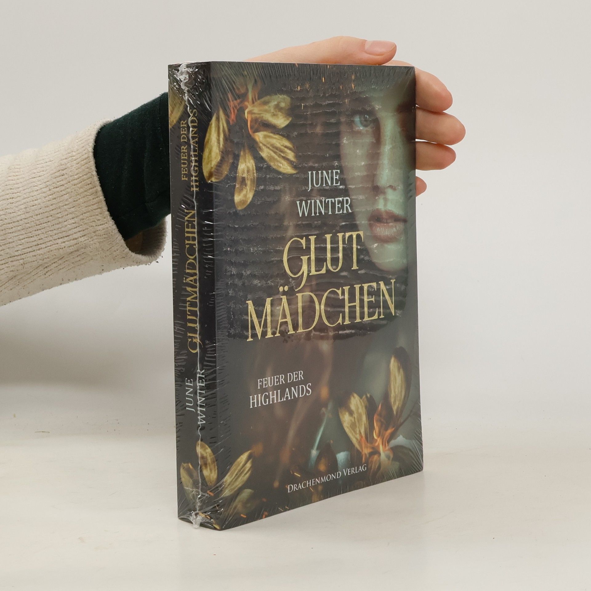 June Winter Glutmädchen - Feuer der Highlands