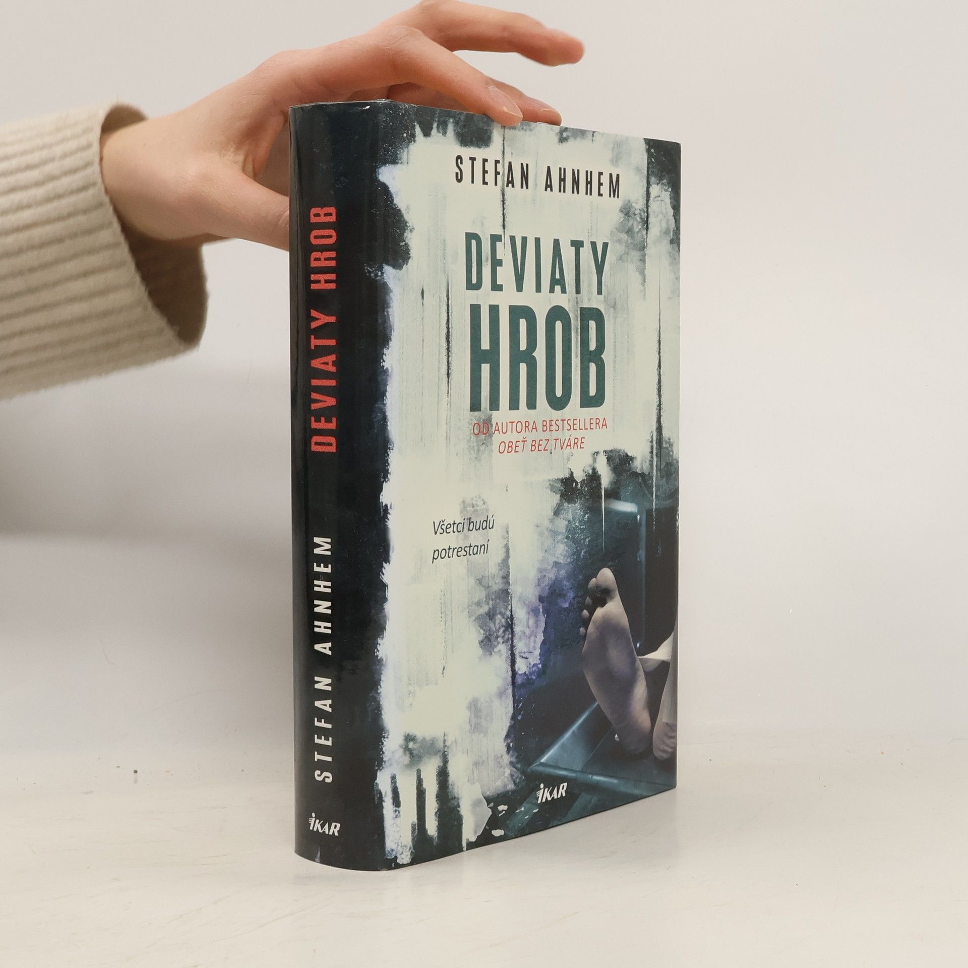 Stefan Ahnhem Deviaty hrob