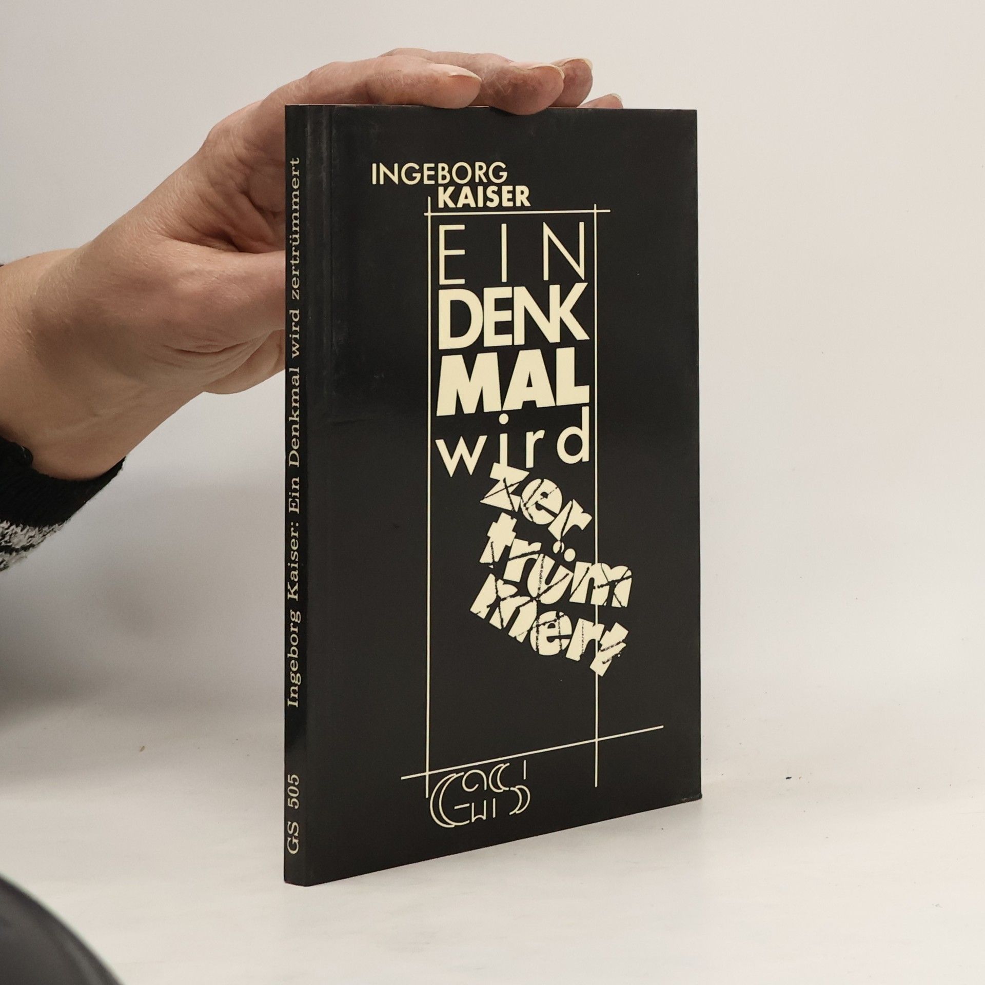 Ein Denkmal wird zertrümmert