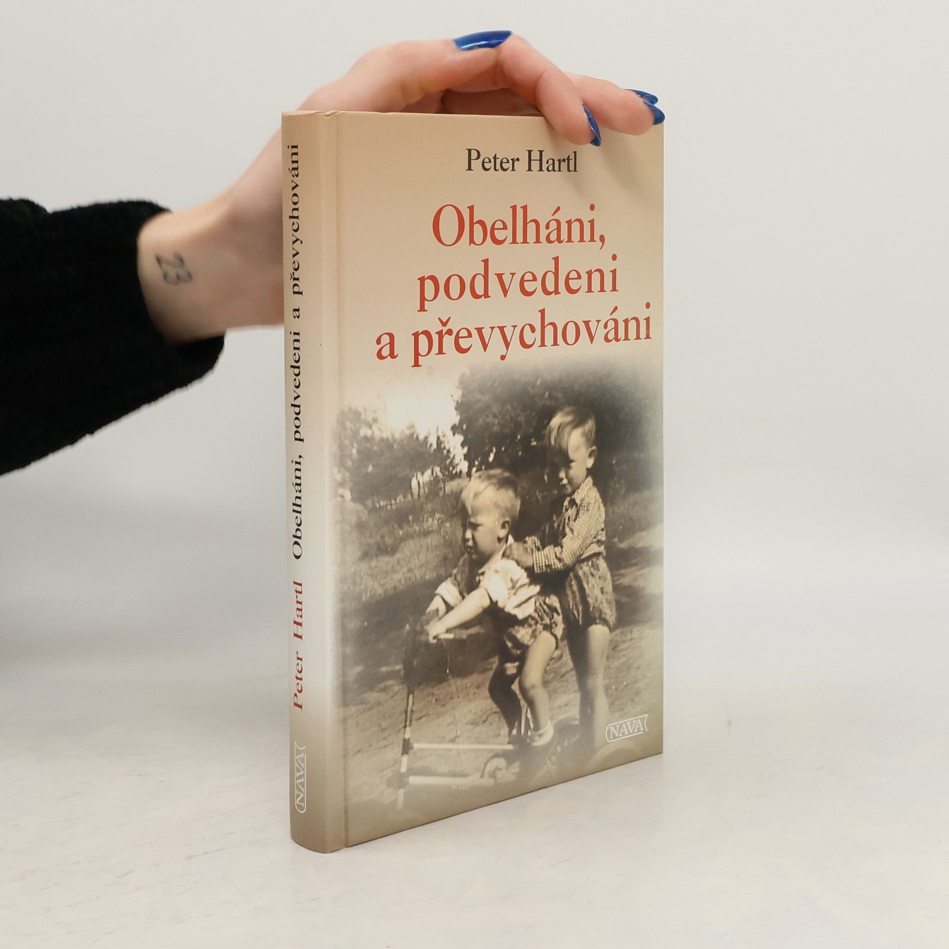 Obelháni, podvedeni a převychováni. Dětské osudy z 20. století