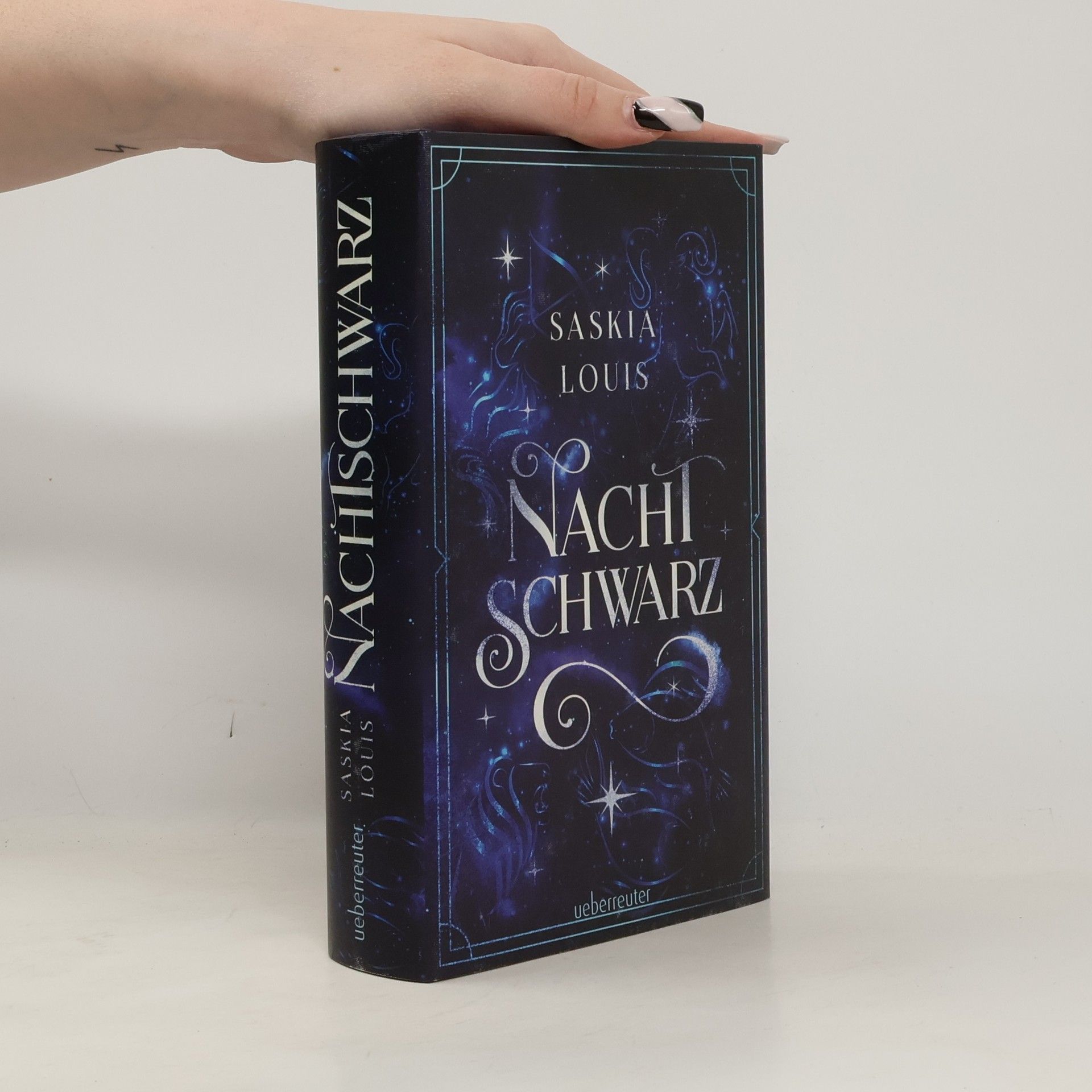 Saskia Louis Nachtschwarz (Nachtschwarz-Sternenhell, Bd. 1) Aufregende Urban-Fantasy-Dilogie über die Magie der Sterne und eine große Liebe – Buchumschlag mit Perlmuttglanzeffekt + Character Card in der 1. Auflage!