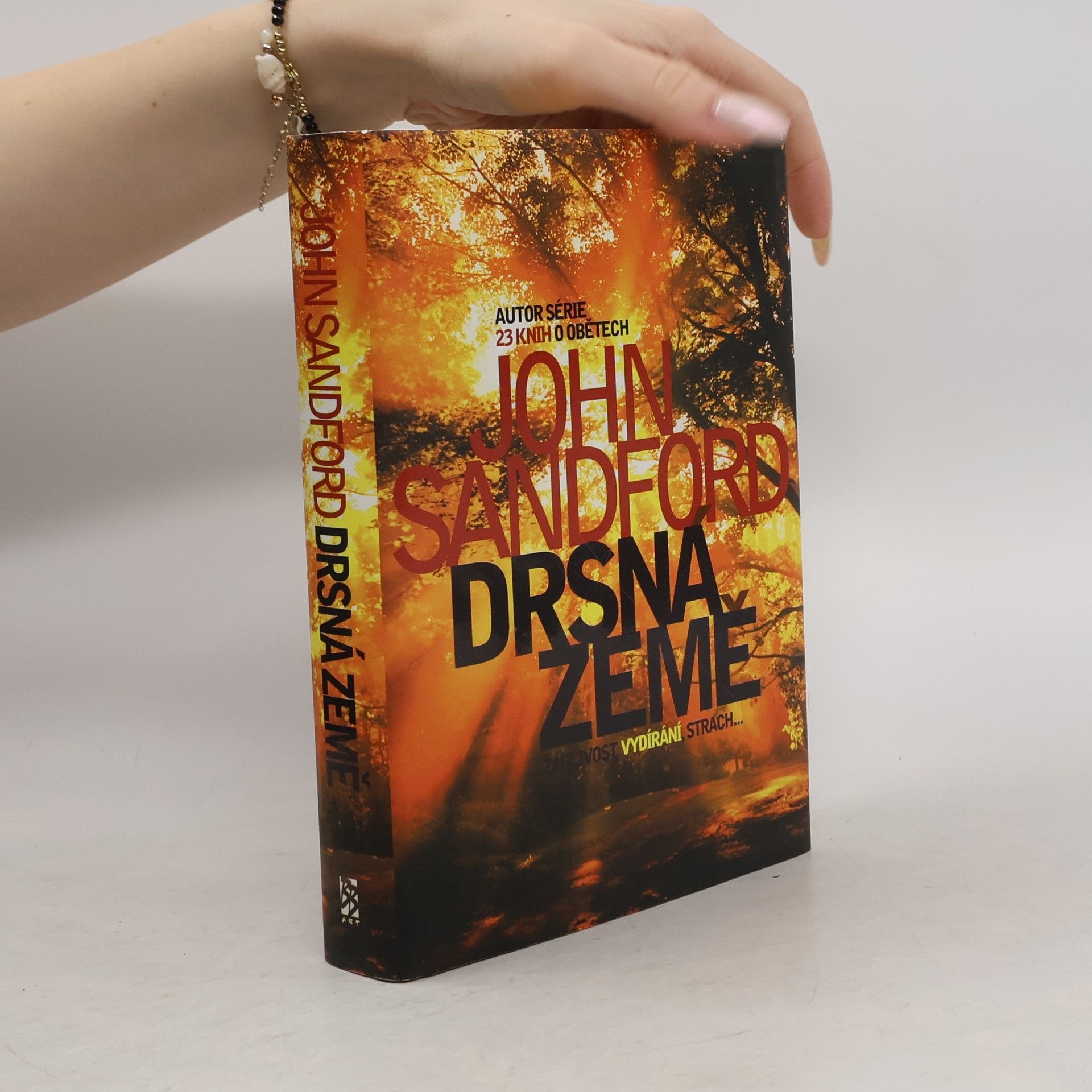 John Sandford Drsná země