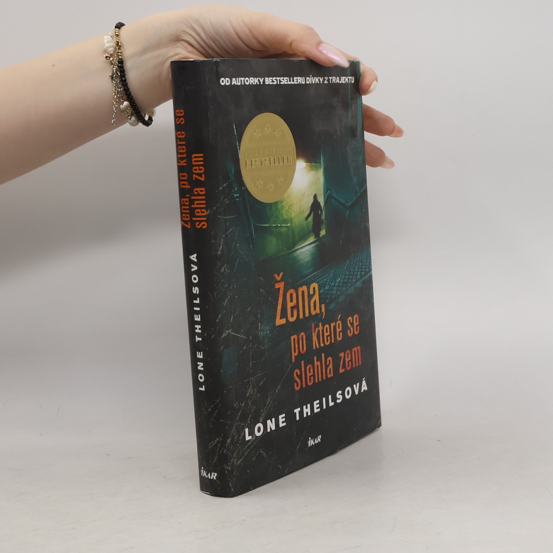 Lone Theils Žena, po které se slehla zem