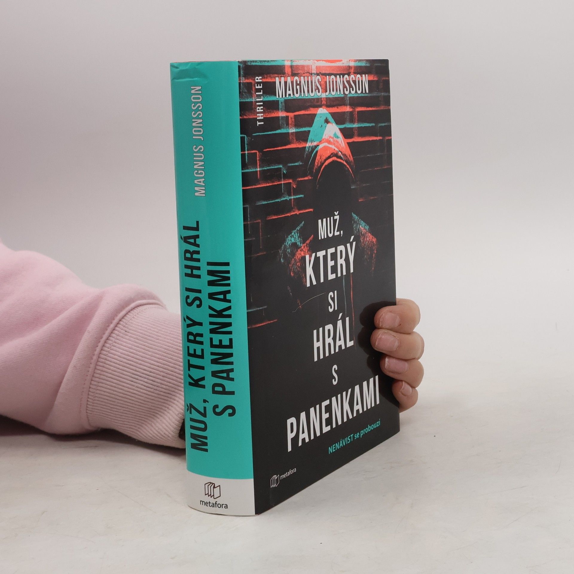 Magnus Jonsson Muž, který si hrál s panenkami