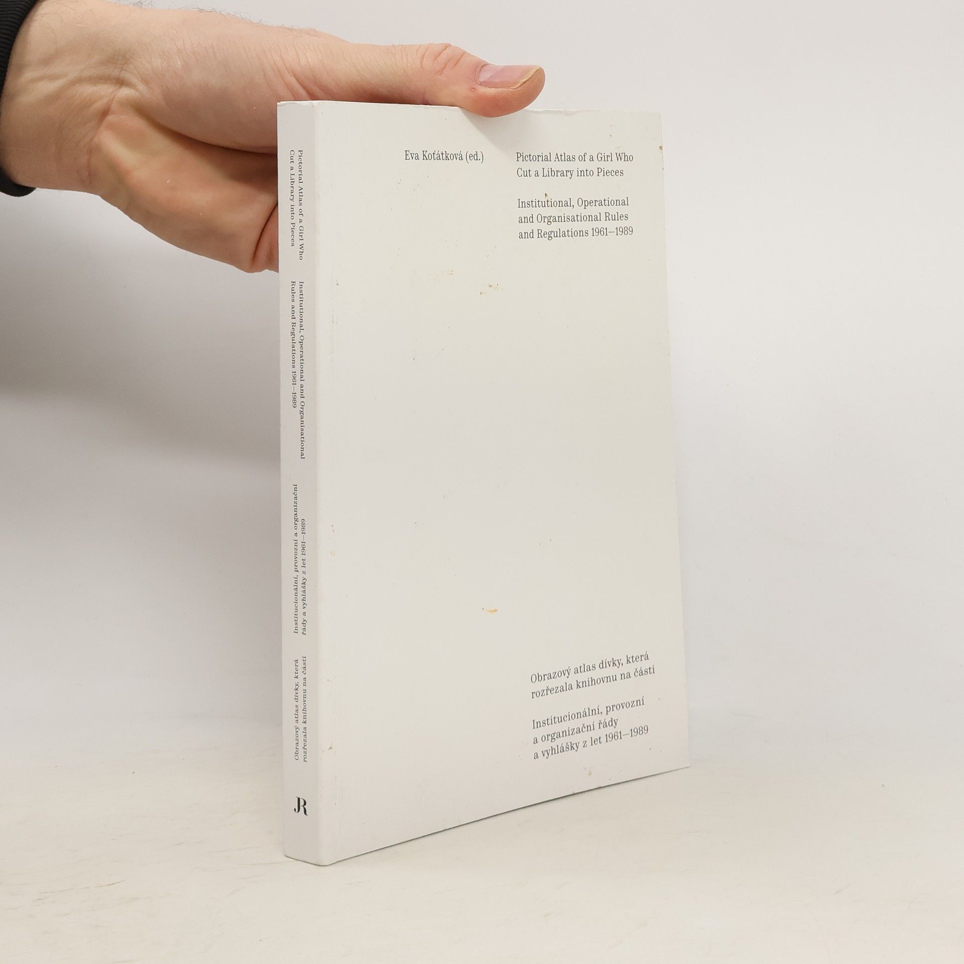 Pictorial Aatlas of a Girl Who Cut a Library Into Pieces. Obrazový atlas dívky, která rozřezala knihovnu na části