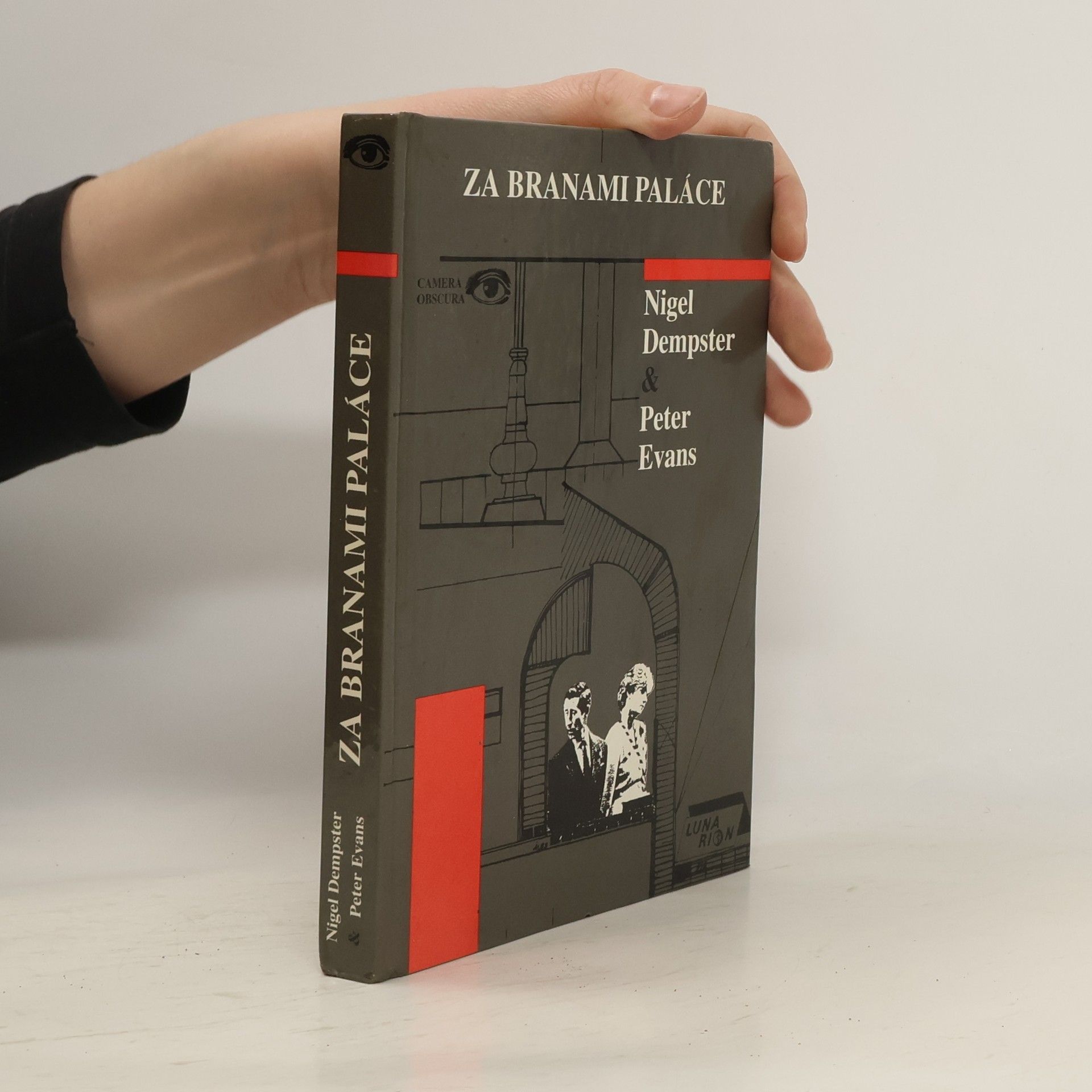 Peter Evans Za branami paláce