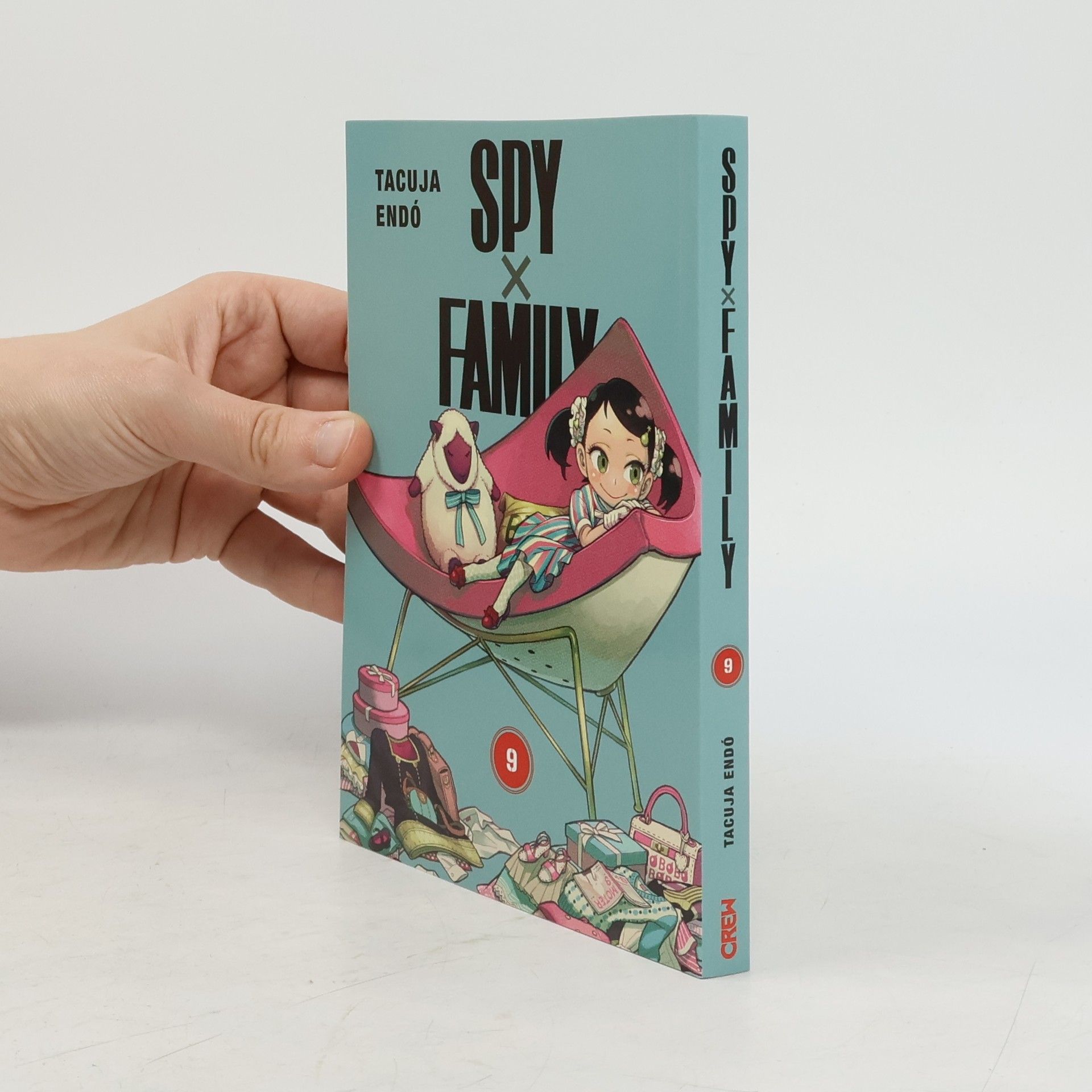 Tacuja Endó Spy x Family. 9