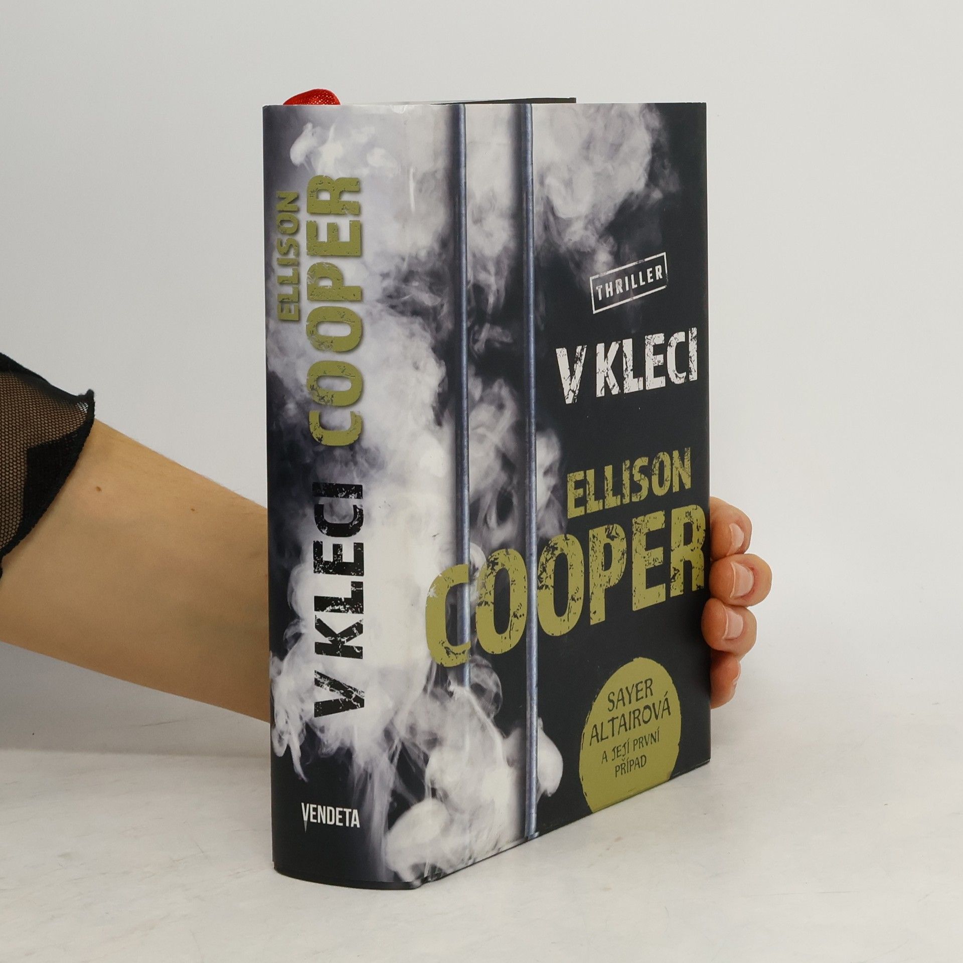 Ellison Cooper V kleci