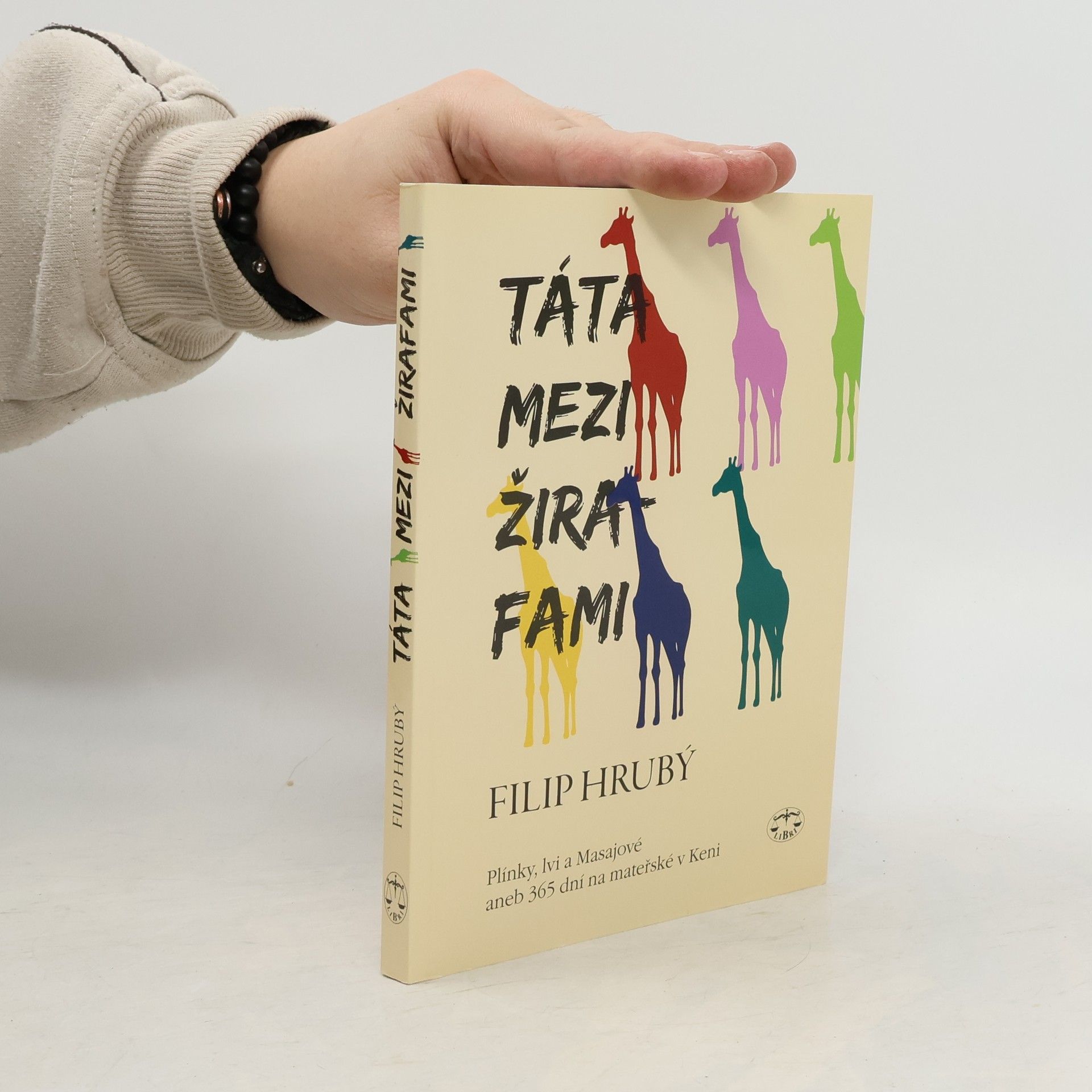 Filip Hrubý Táta mezi žirafami: Plínky, lvi a Masajové, aneb, 365 dní na mateřské v Keni