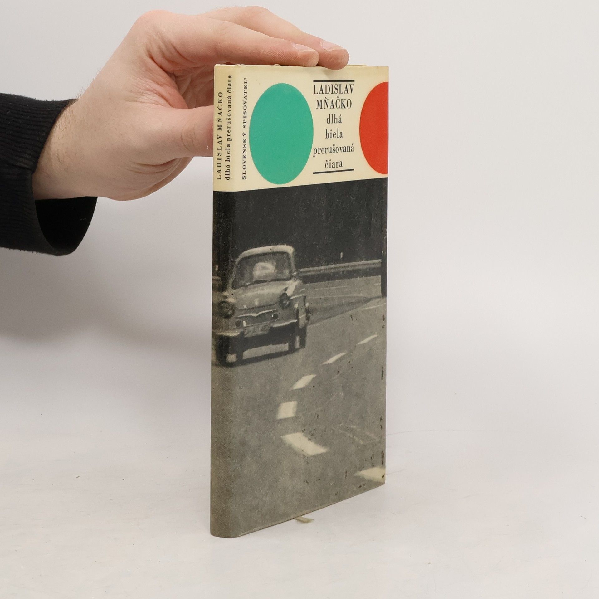 Dlhá biela prerušovaná čiara