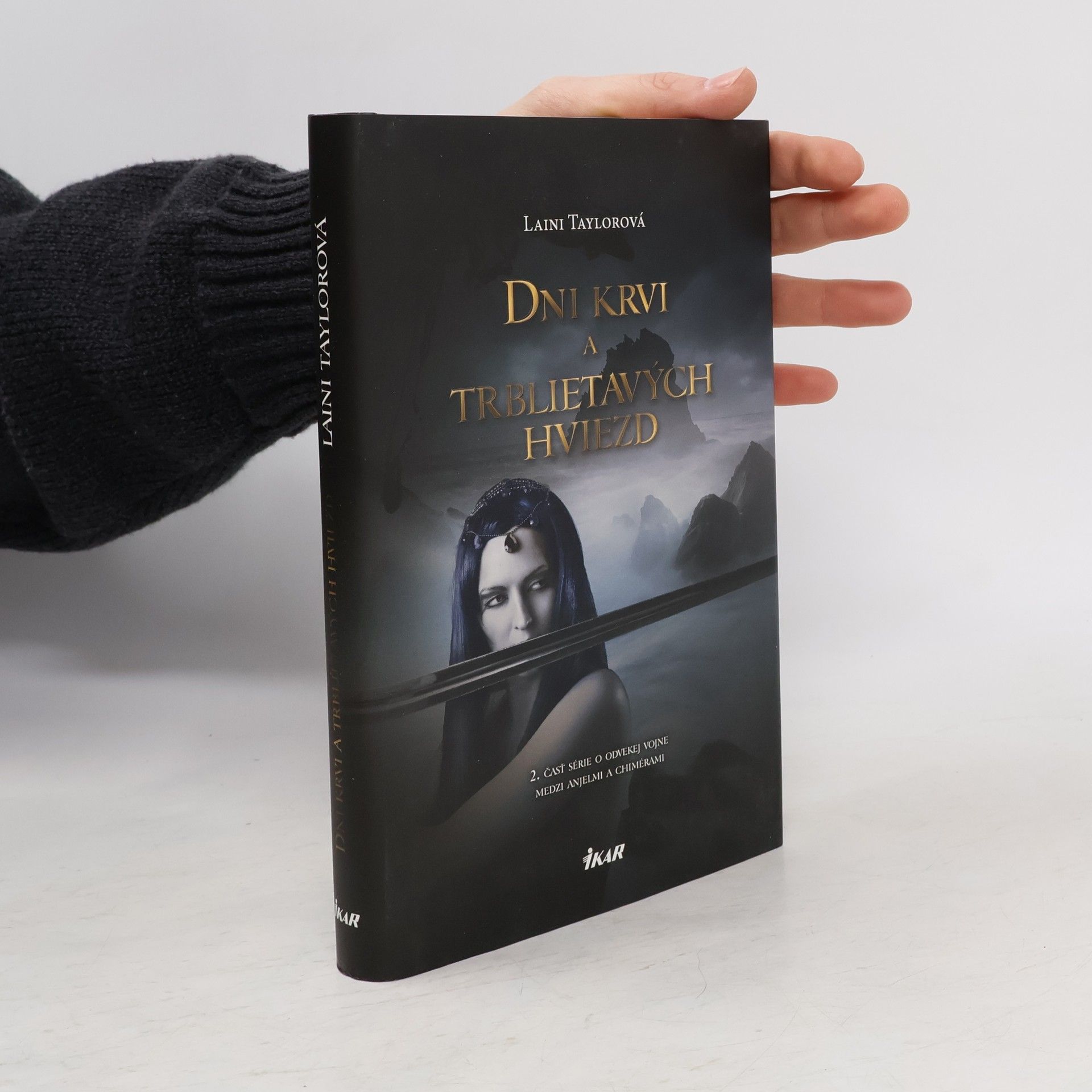 Laini Taylor Dni krvi a trblietavých hviezd