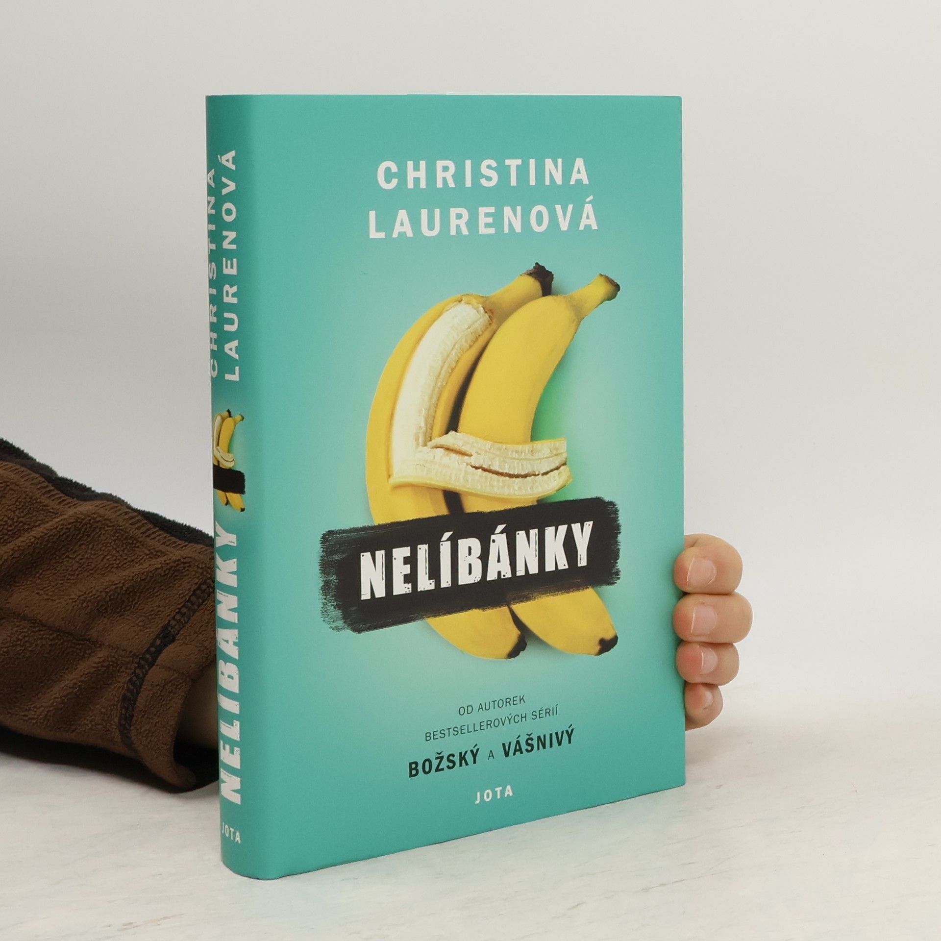 Christina Lauren Nelíbánky