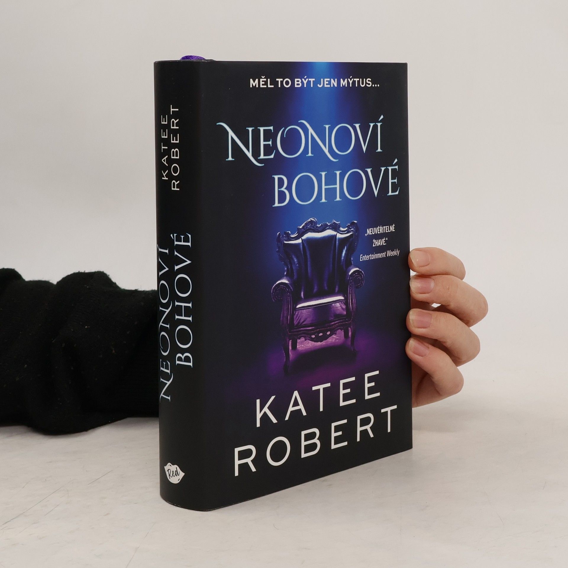 Katee Robert Neonoví bohové