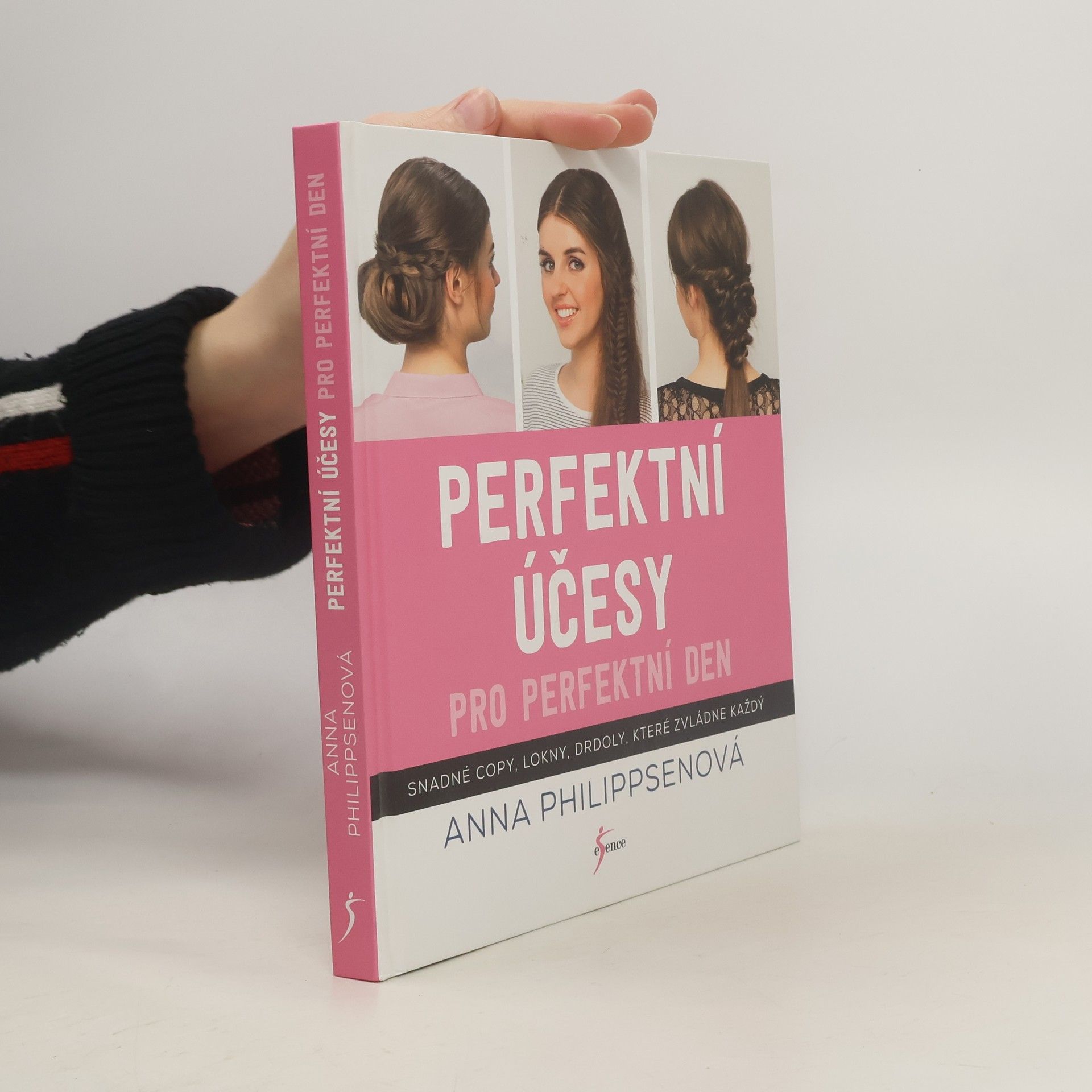 Perfektní účesy pro perfektní den: Snadné copy, lokny, drdoly, které zvládne každý