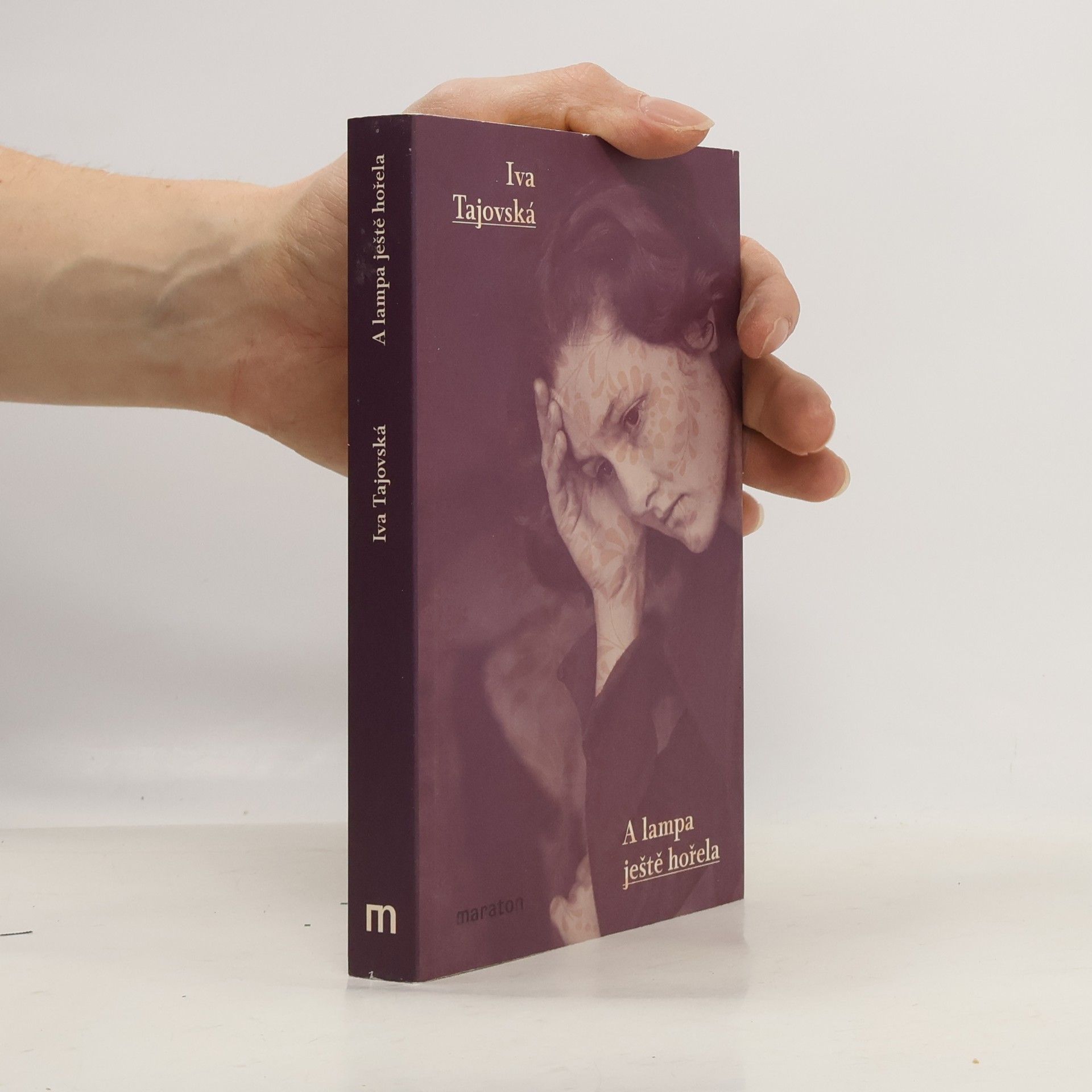 A lampa ještě hořela