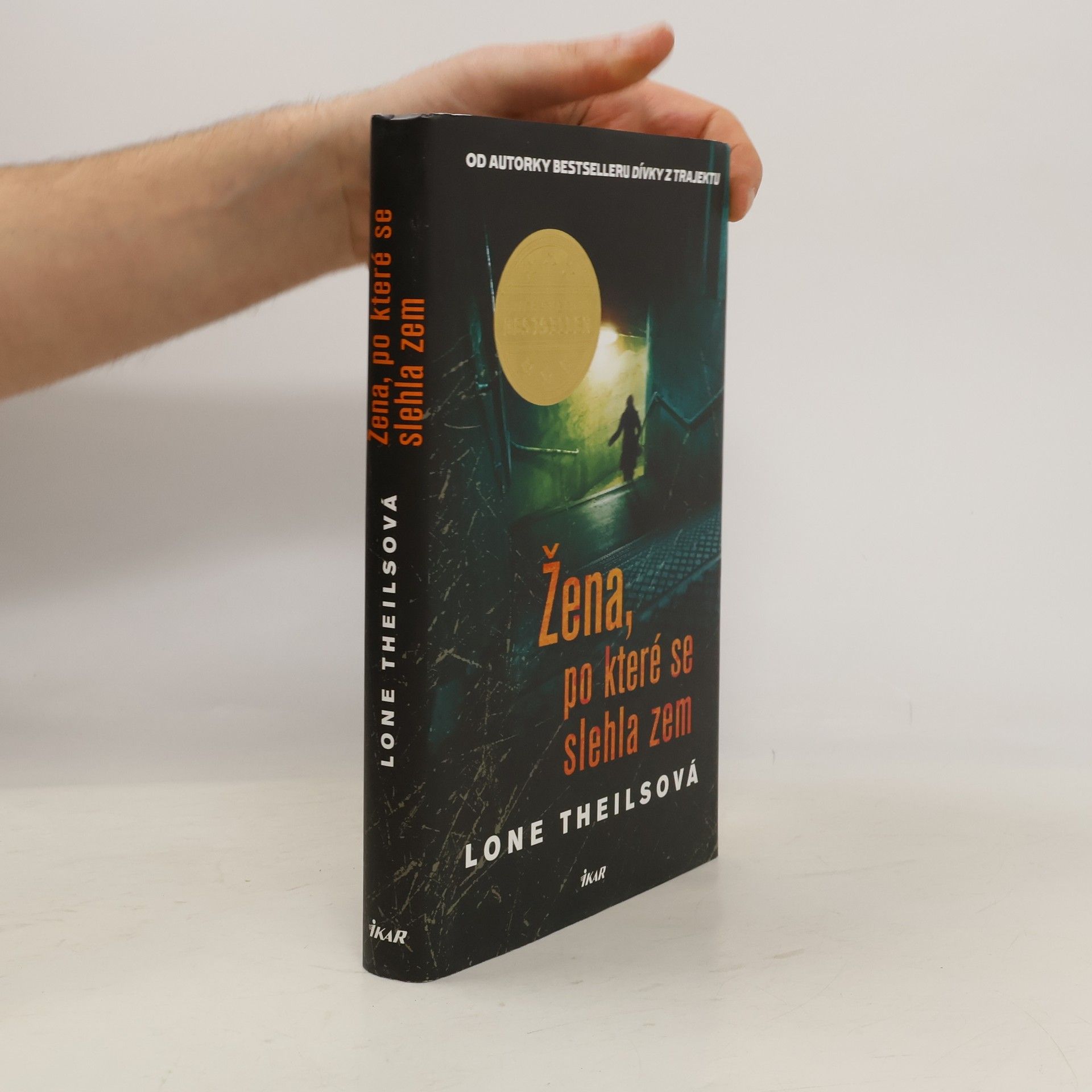 Lone Theils Žena, po které se slehla zem