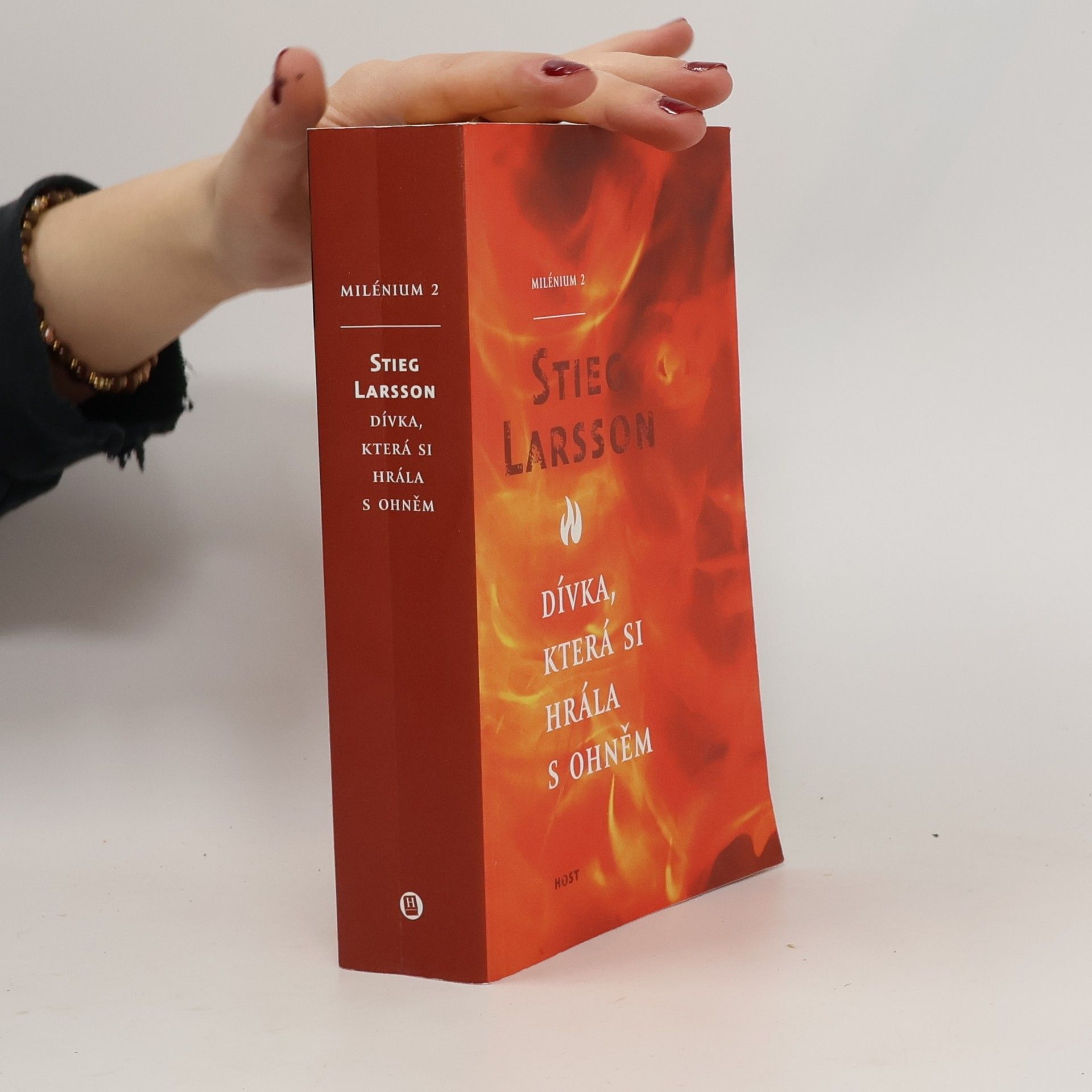 Dívka, která si hrála s ohněm