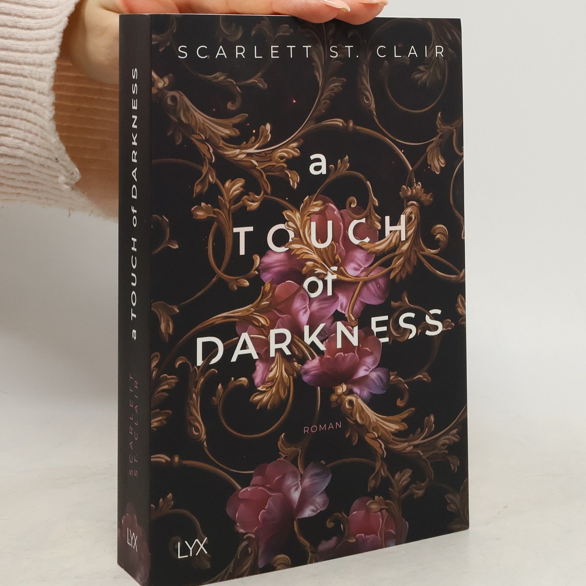 Scarlett St. Clair A Touch of Darkness