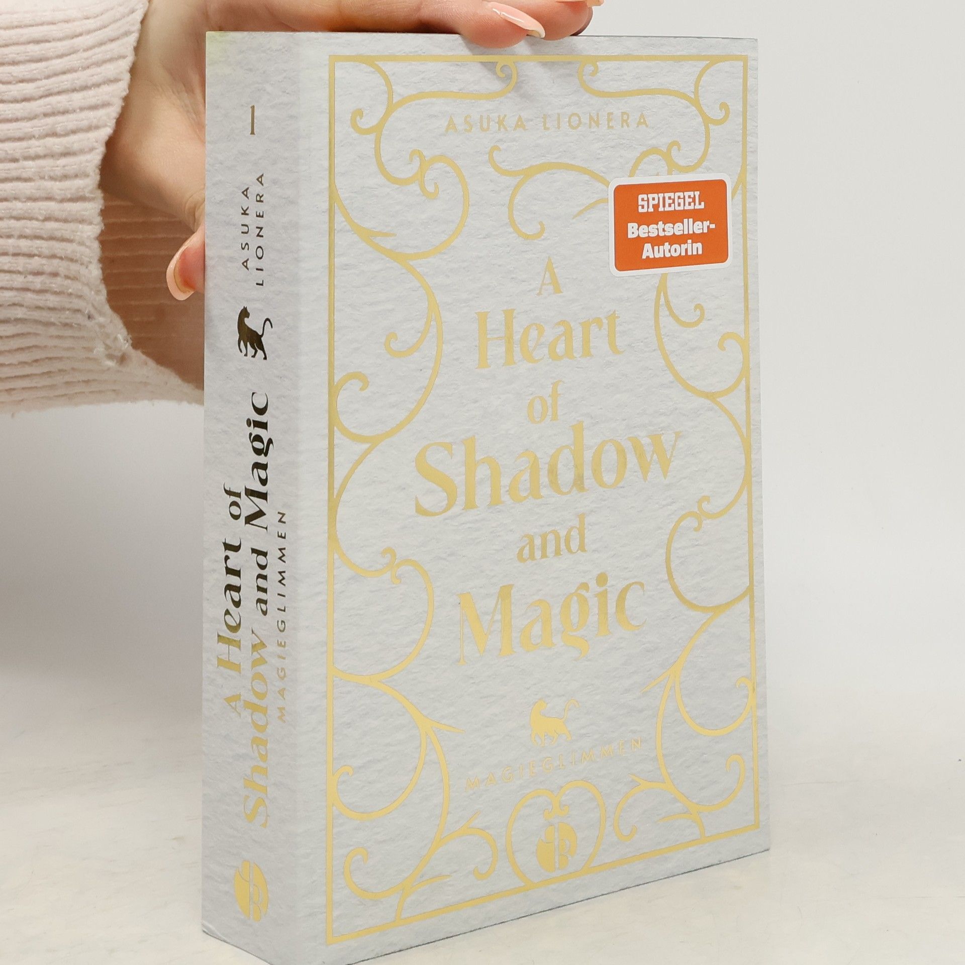 A Heart of Shadow and Magic: Magieglimmen | Mit wunderschönem Farbschnitt