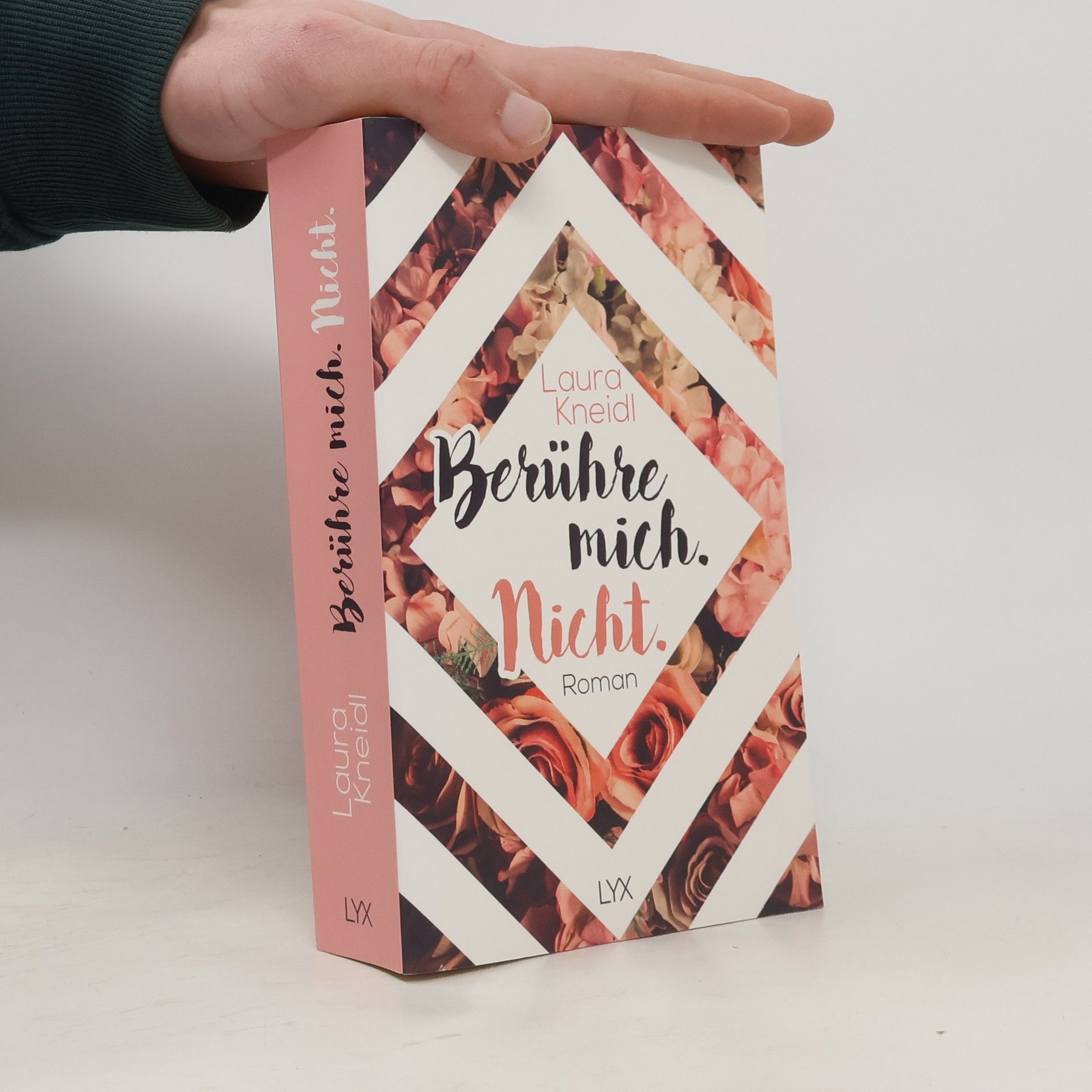 Laura Kneidl Berühre mich. Nicht.