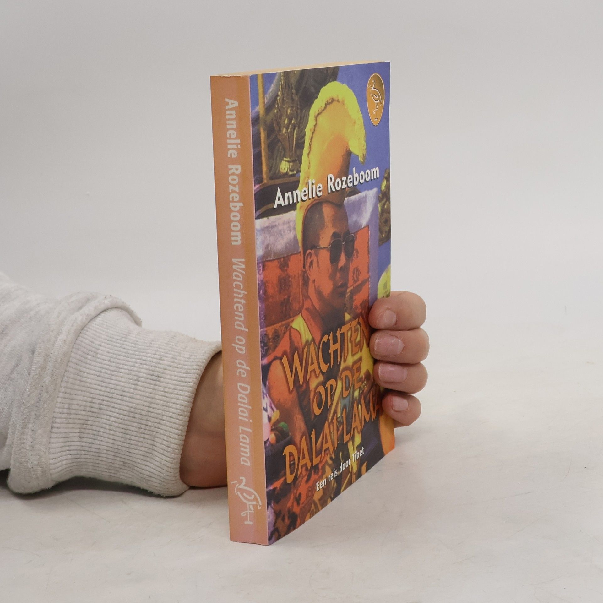 Annelie Rozeboom Wachtend op de Dalai Lama