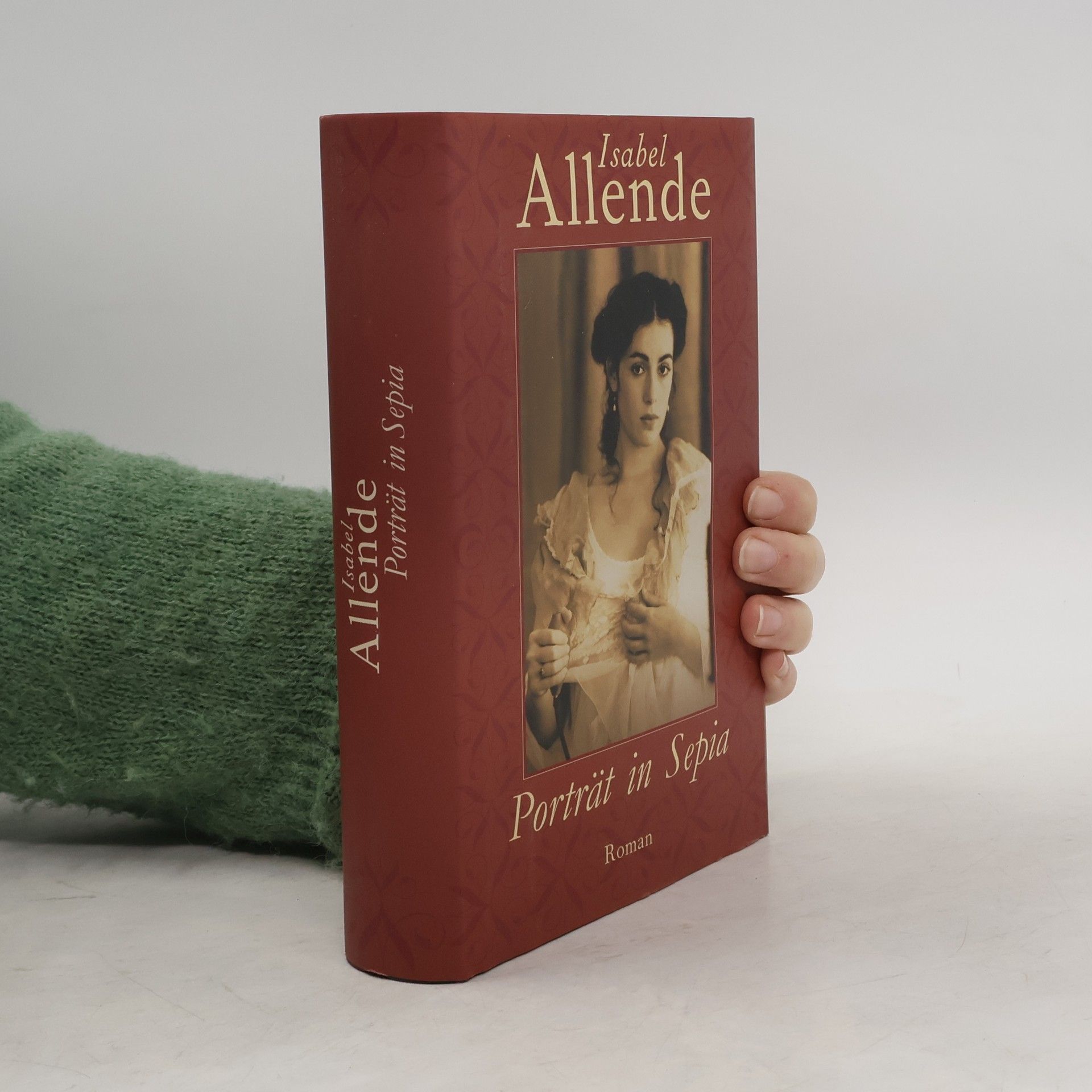 Isabel Allende Porträt in Sepia