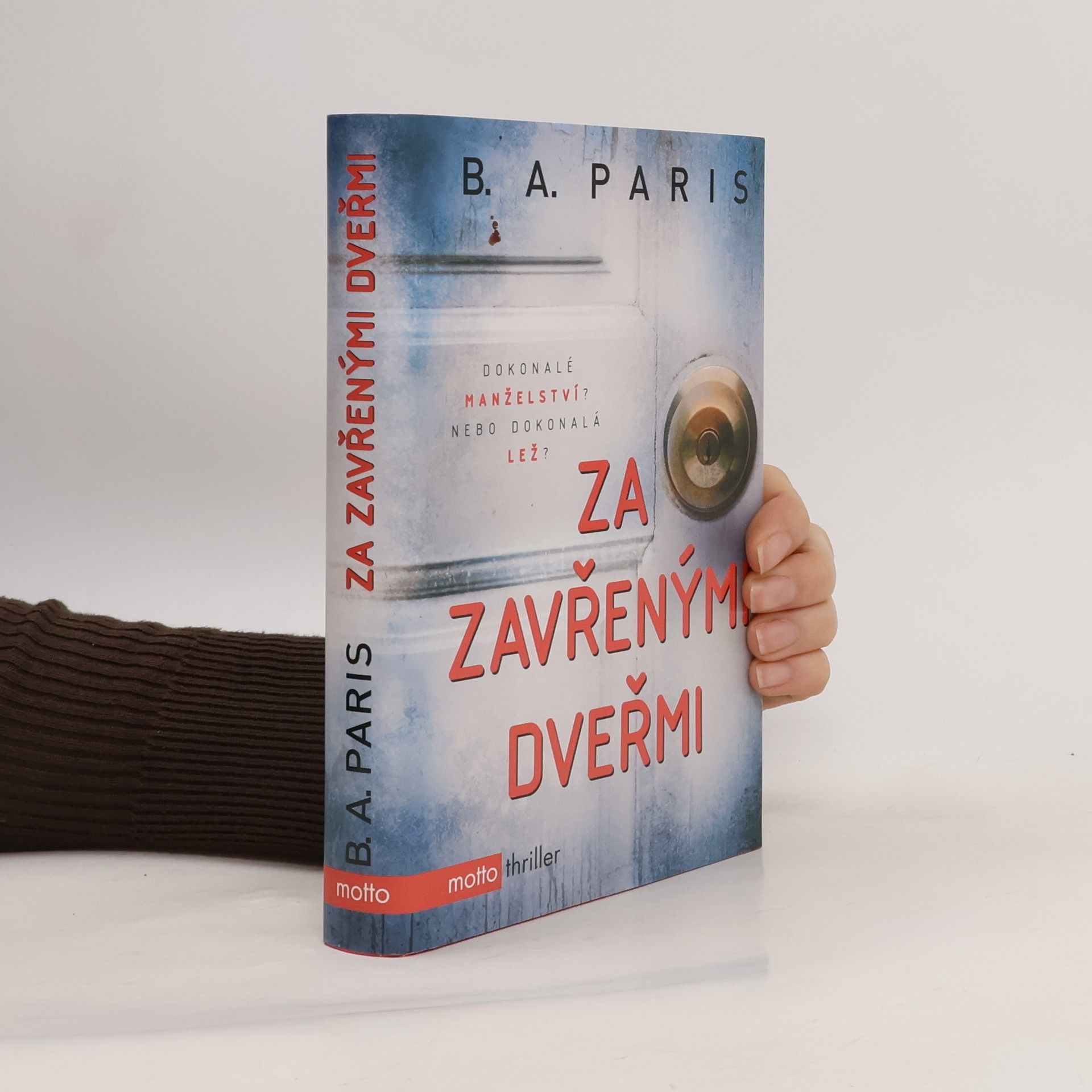 B. A. Paris Za zavřenými dveřmi