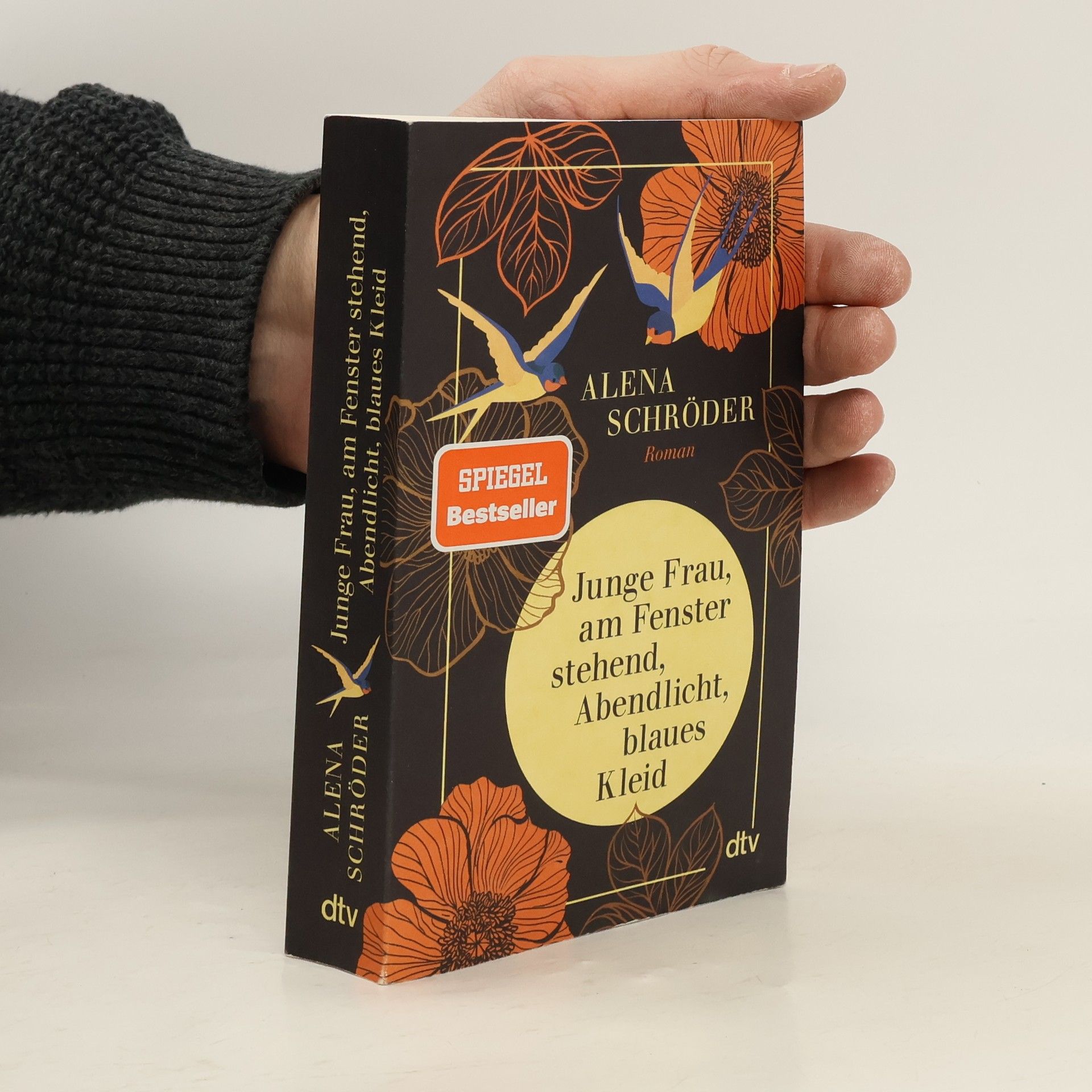 Alena Schröder Junge Frau, am Fenster, stehend, Abendlicht, blaues Kleid