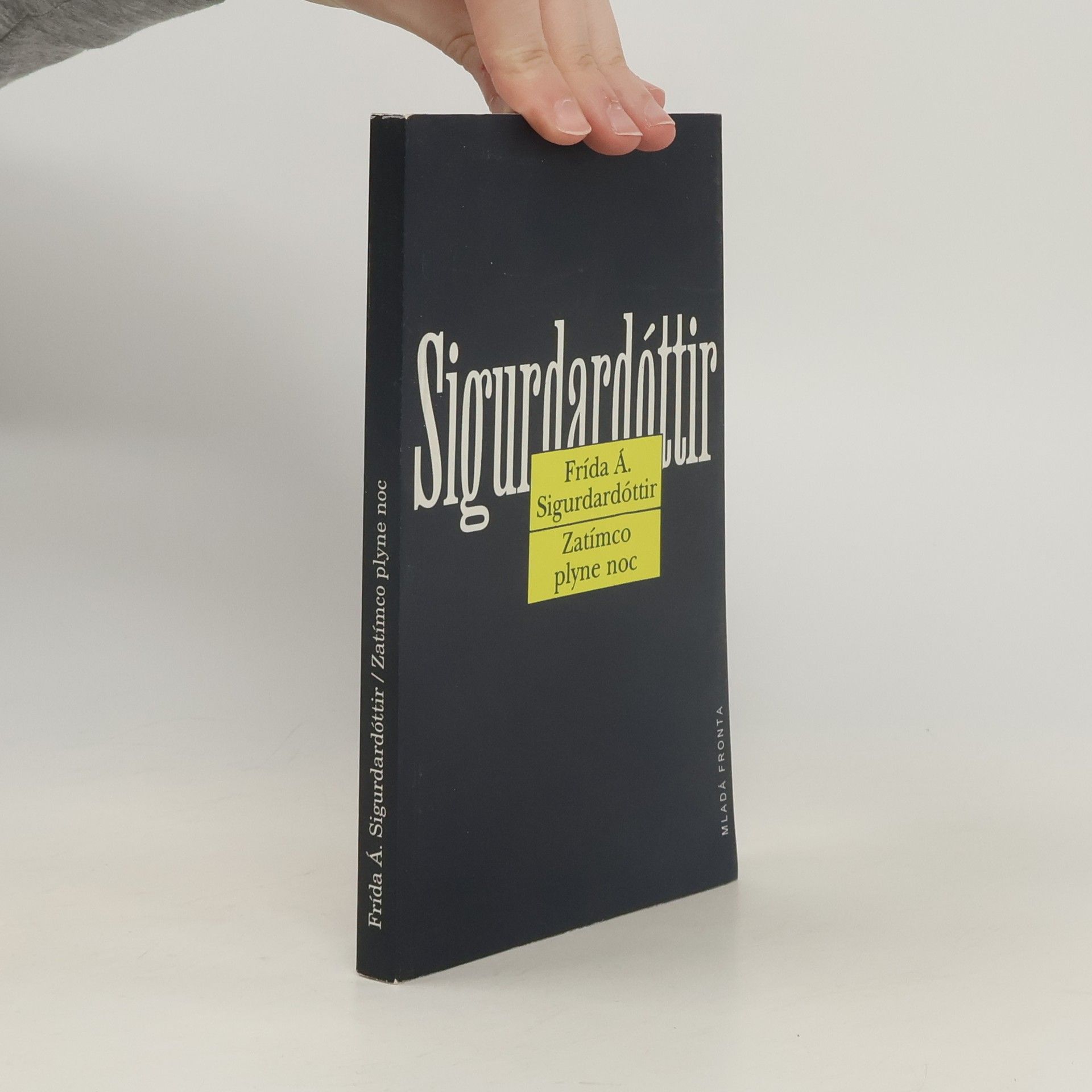 Á. Sigurdardóttir Frída Zatímco plyne noc