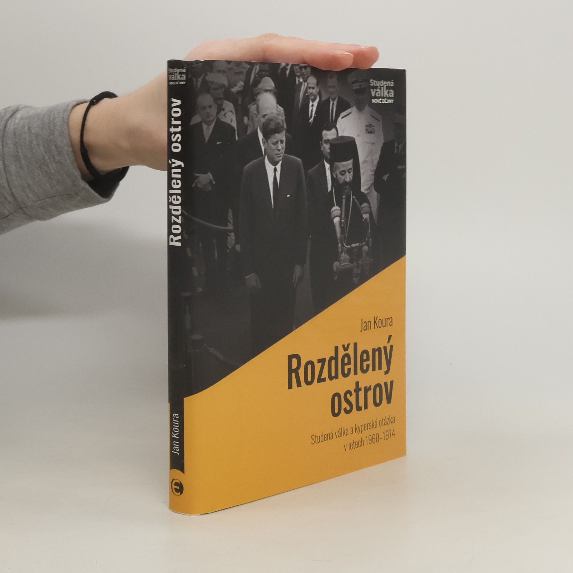 Jan Koura Rozdělený ostrov, Studená válka a kyperská otázka v letech 1960-1974