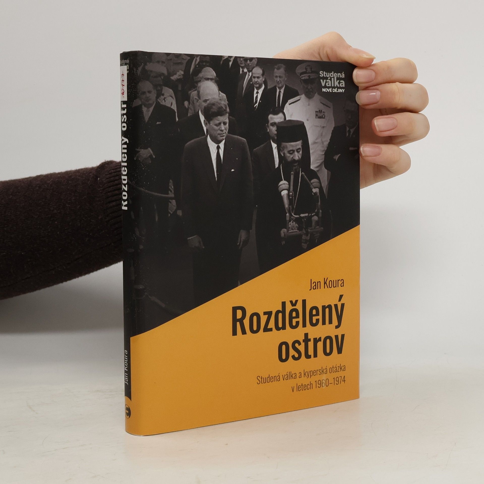 Jan Koura Rozdělený ostrov, Studená válka a kyperská otázka v letech 1960-1974