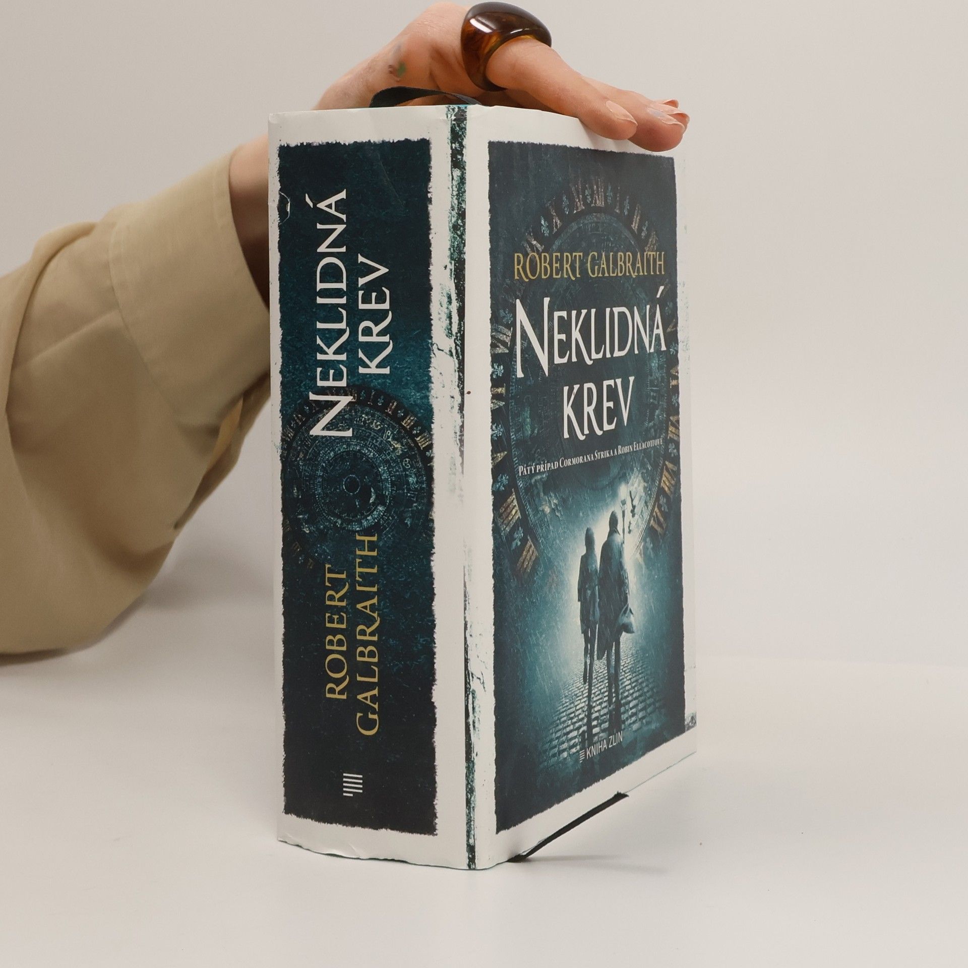 Robert Galbraith Neklidná krev