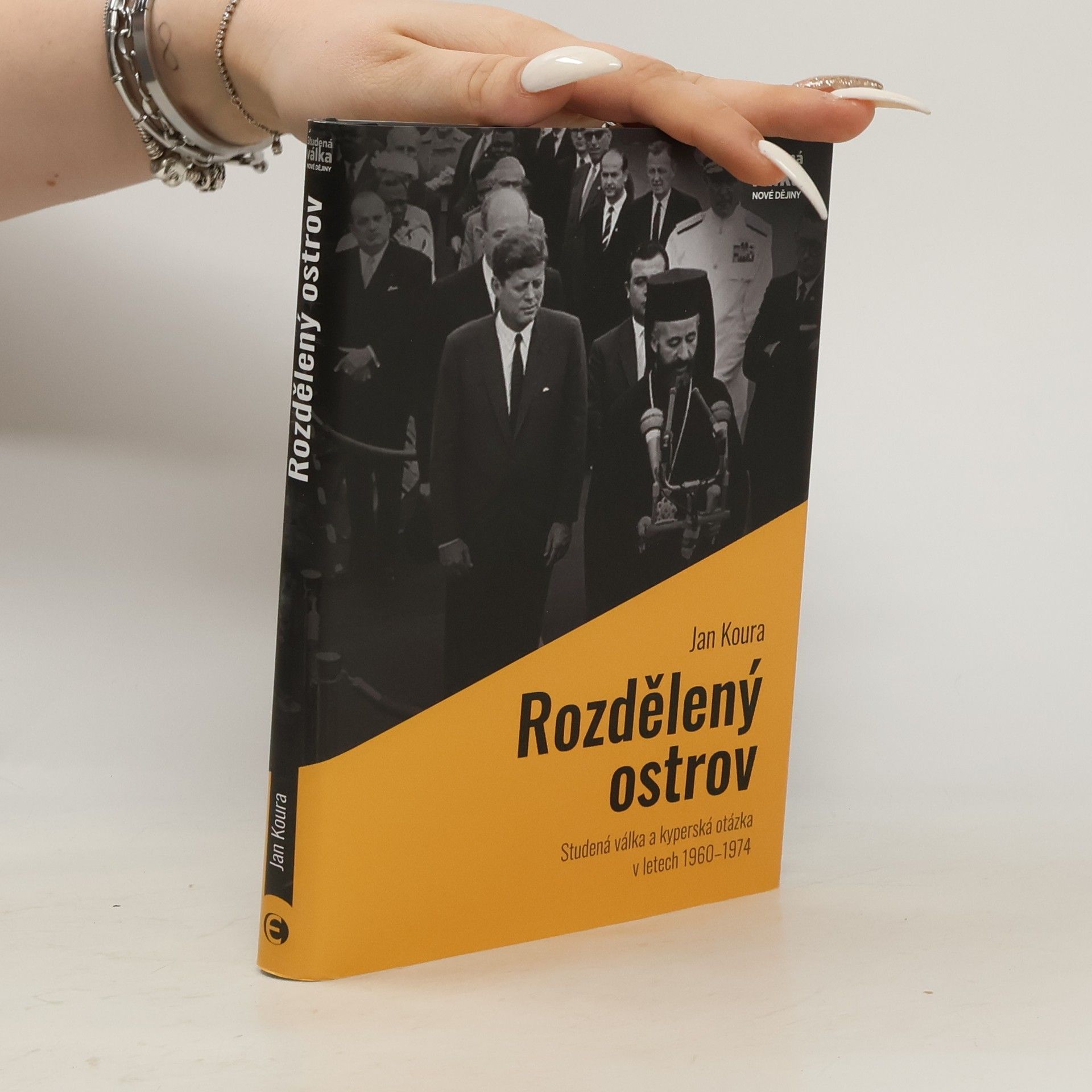 Jan Koura Rozdělený ostrov, Studená válka a kyperská otázka v letech 1960-1974