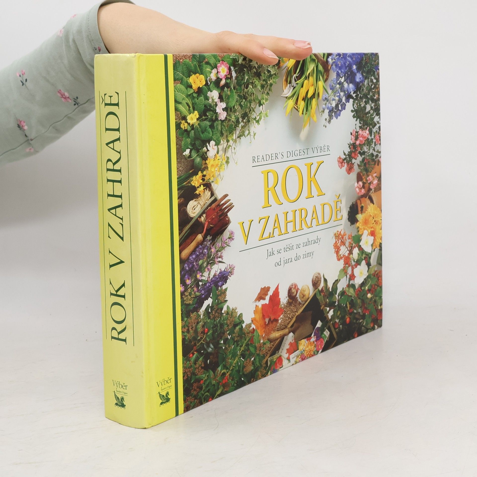 Collectif d'auteurs Rok v zahradě. Jak se těšit ze zahrady od jara do zimy