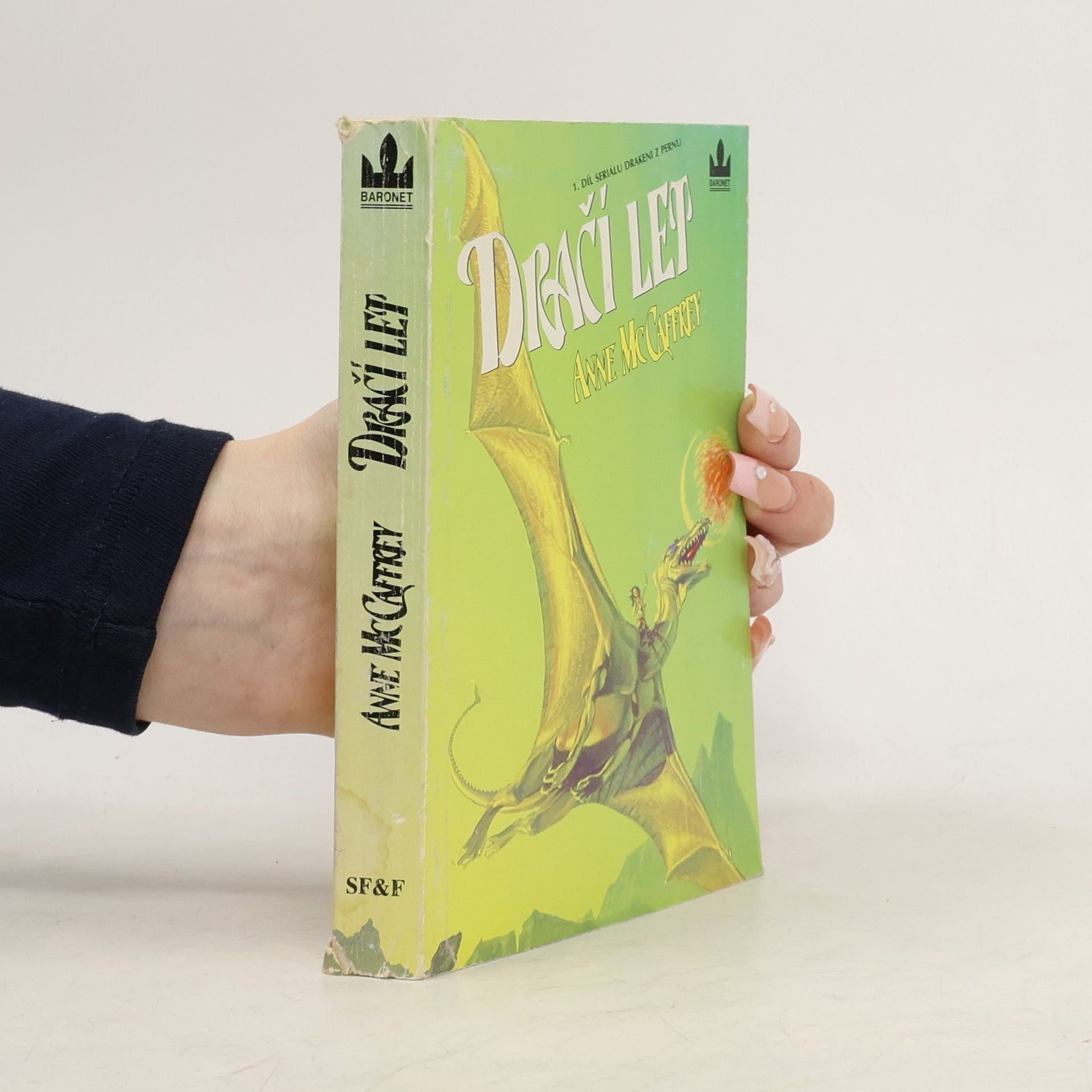 Anne McCaffrey Drakeni z Pernu 1. Dračí let