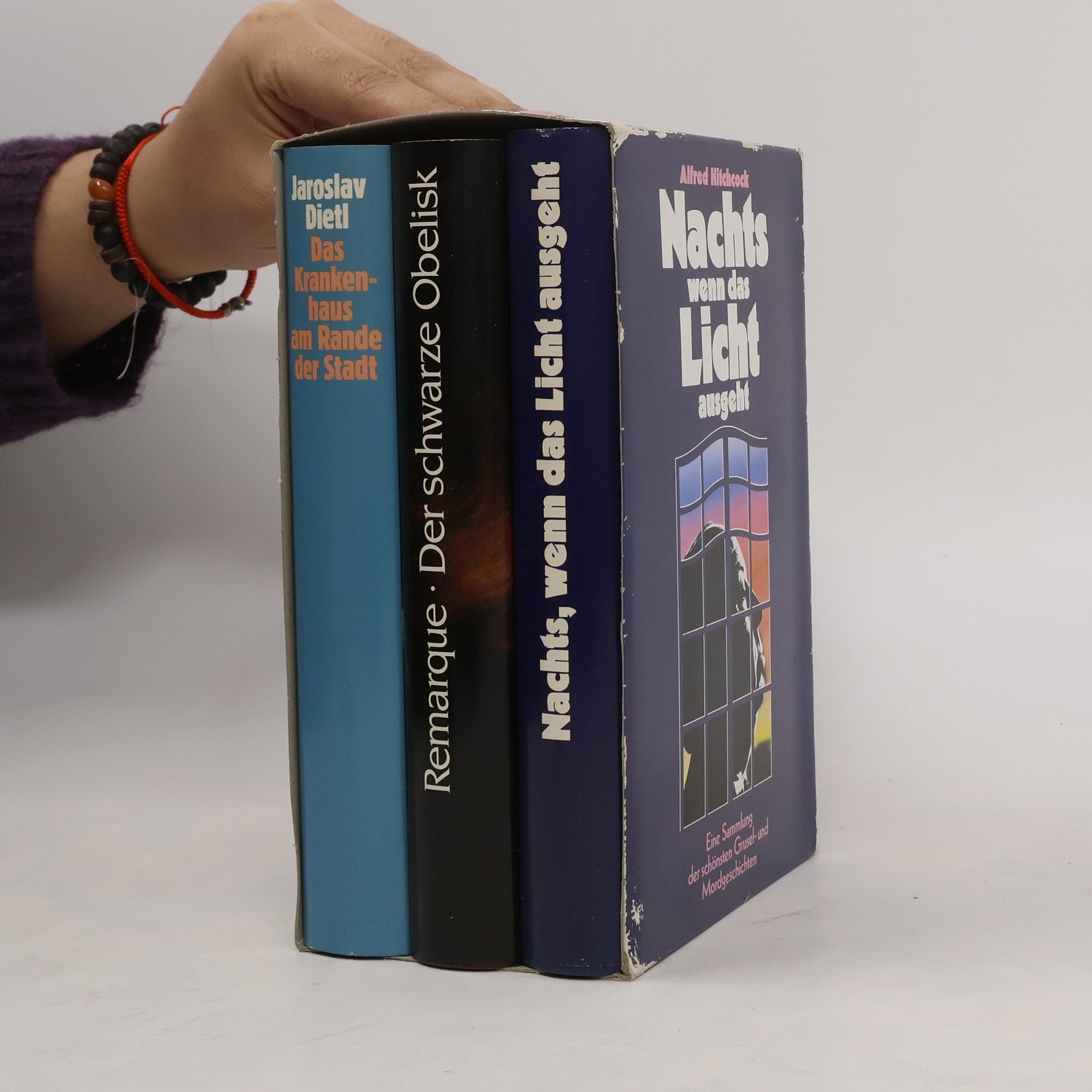 Nachts, wenn das Licht ausgeht/ Der schwarze Obelisk/ Das Kranken-haus am Rande der Stadt