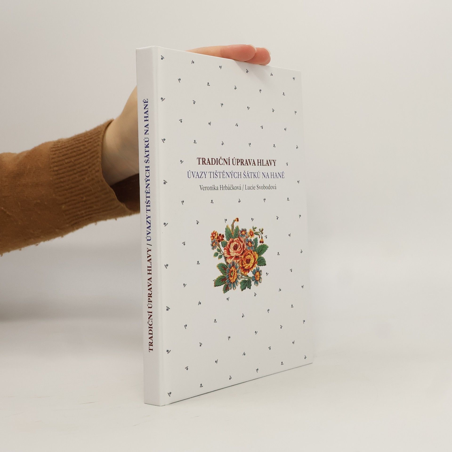 Tradiční úprava hlavy - úvazy tištěných šátků na Hané