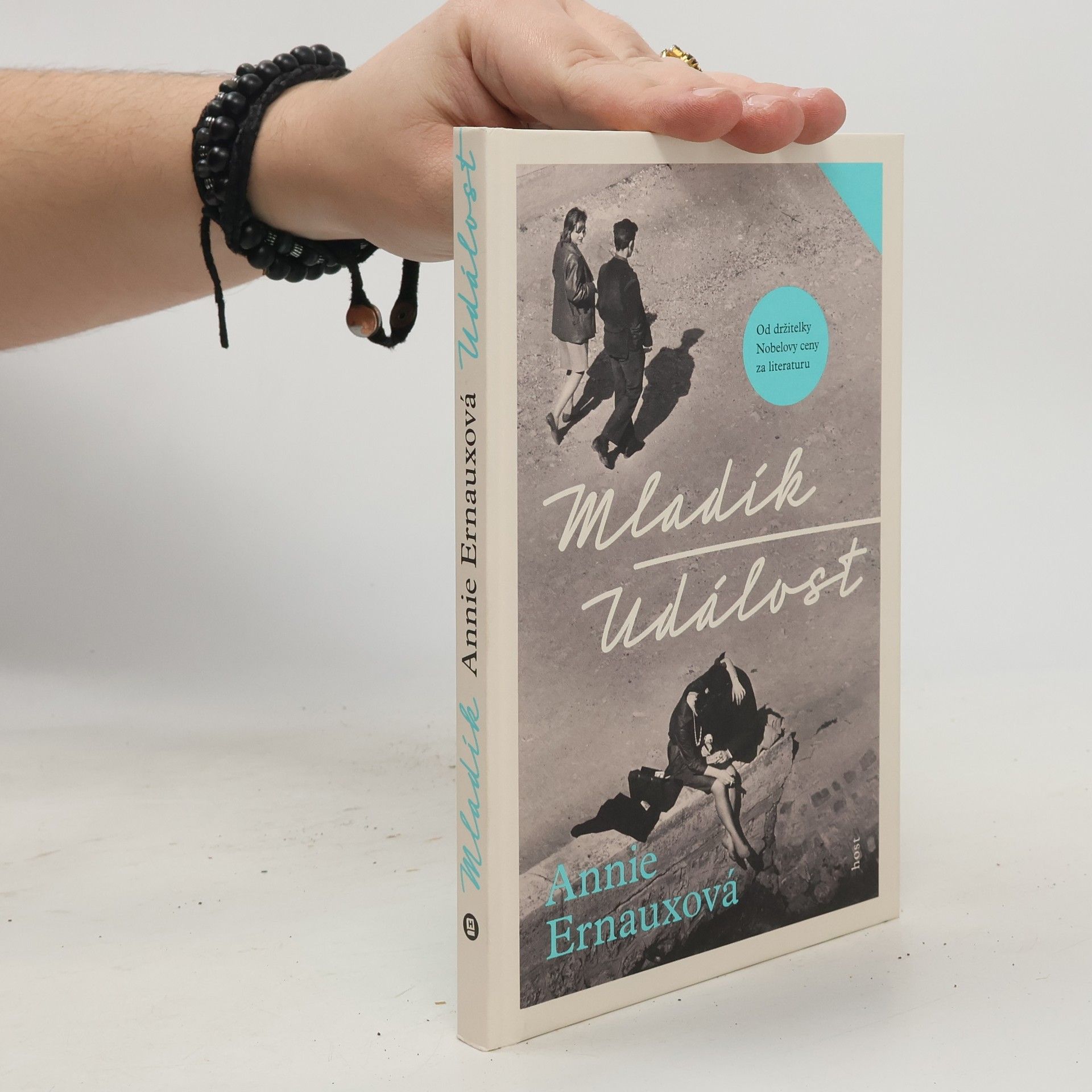 Annie Ernaux Mladík ; Událost