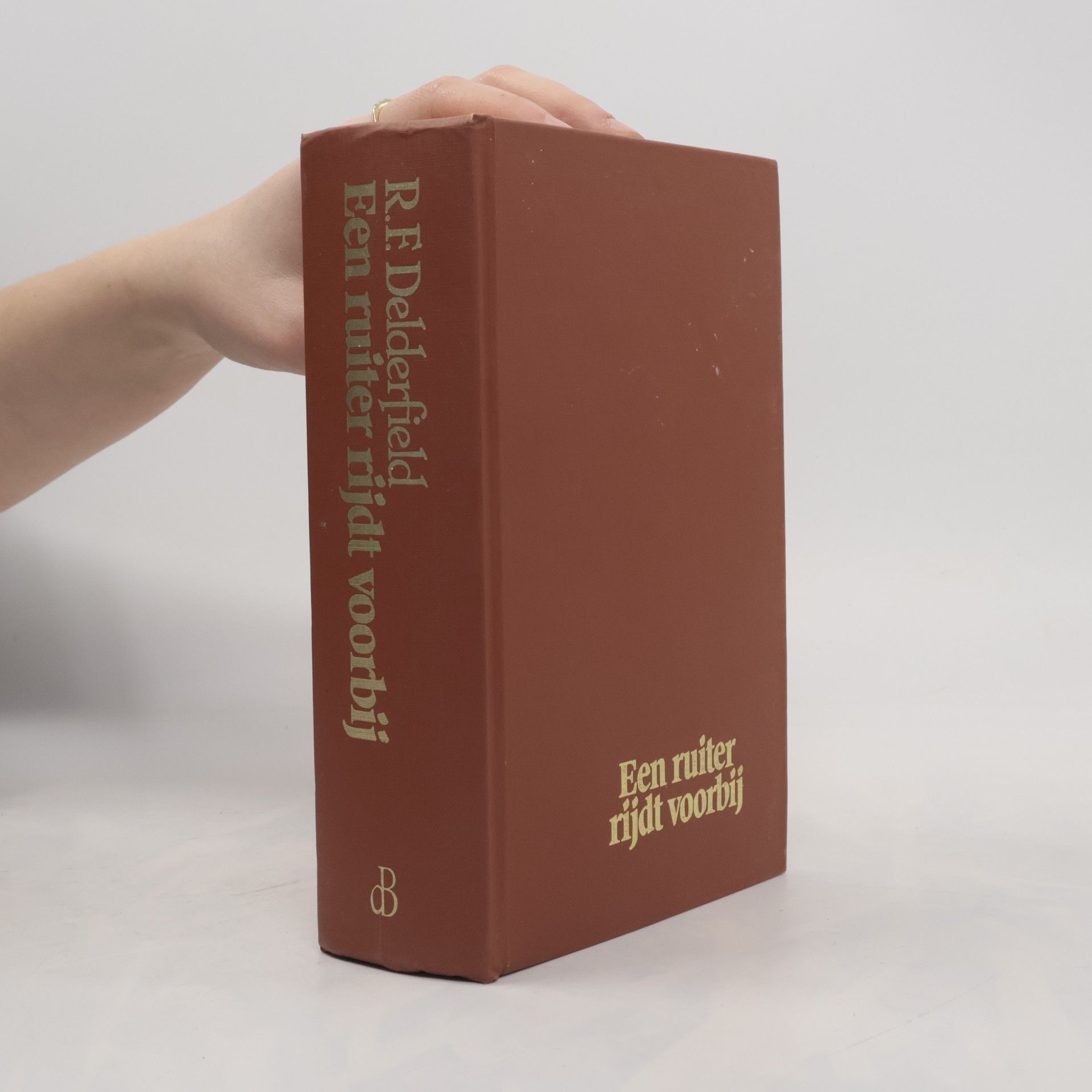 Een ruiter rijdt voorbij