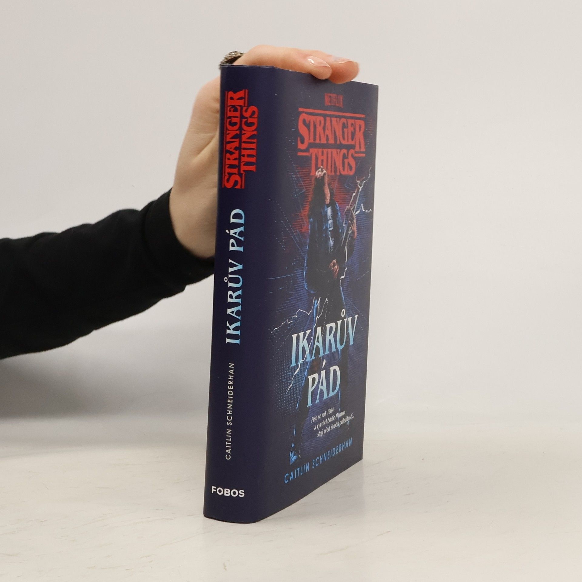 Caitlin Schneiderhan Stranger Things. Ikarův pád