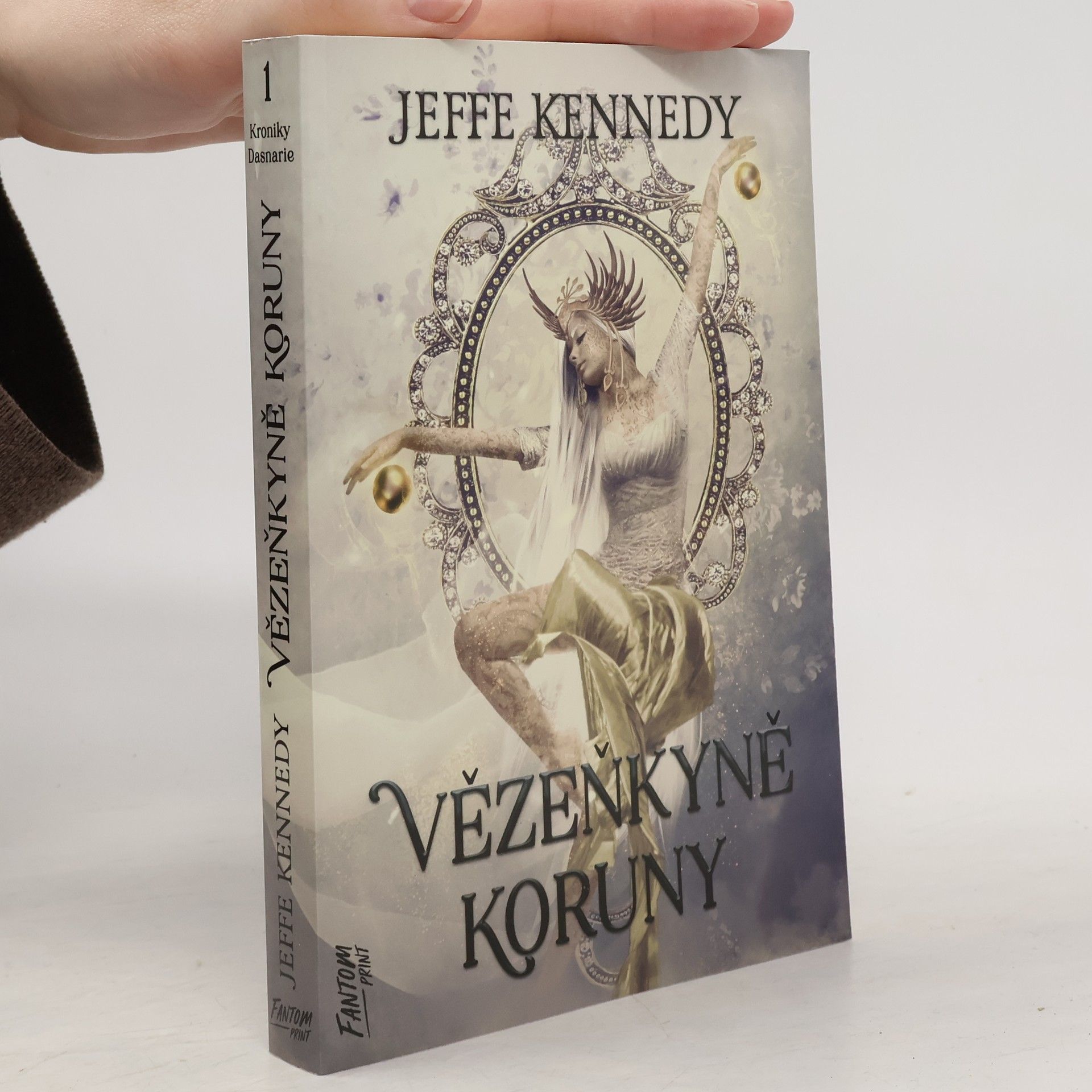 Jeffe Kennedy Kroniky Dasnarie. 1, Vězeňkyně koruny