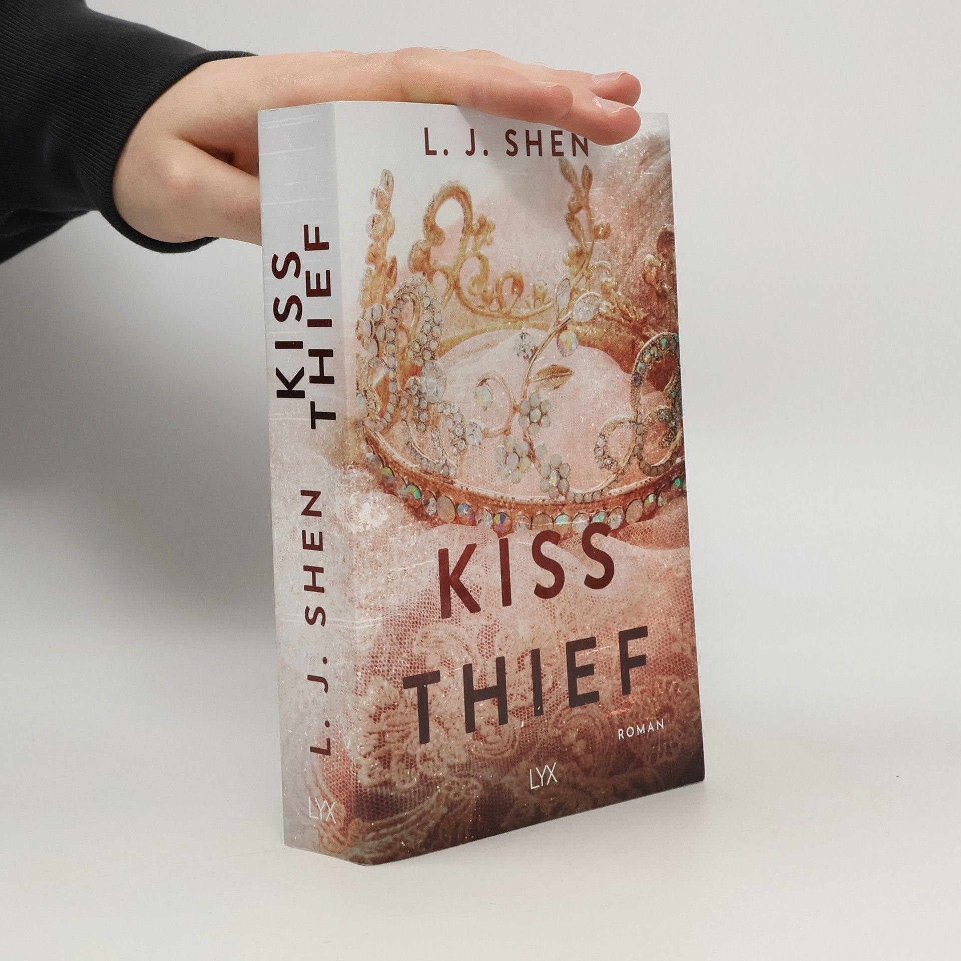 L. J. Shen Kiss Thief