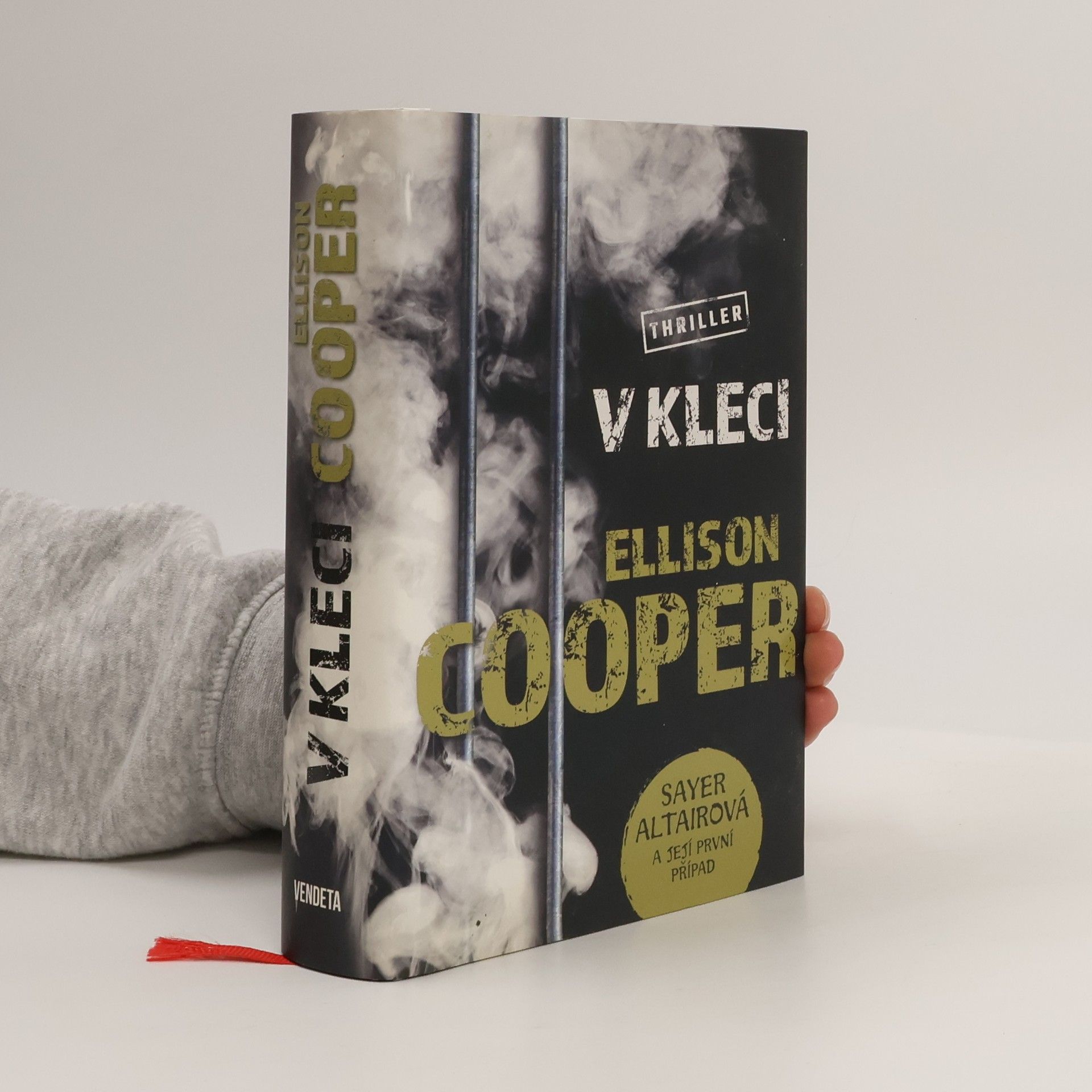 Ellison Cooper V kleci