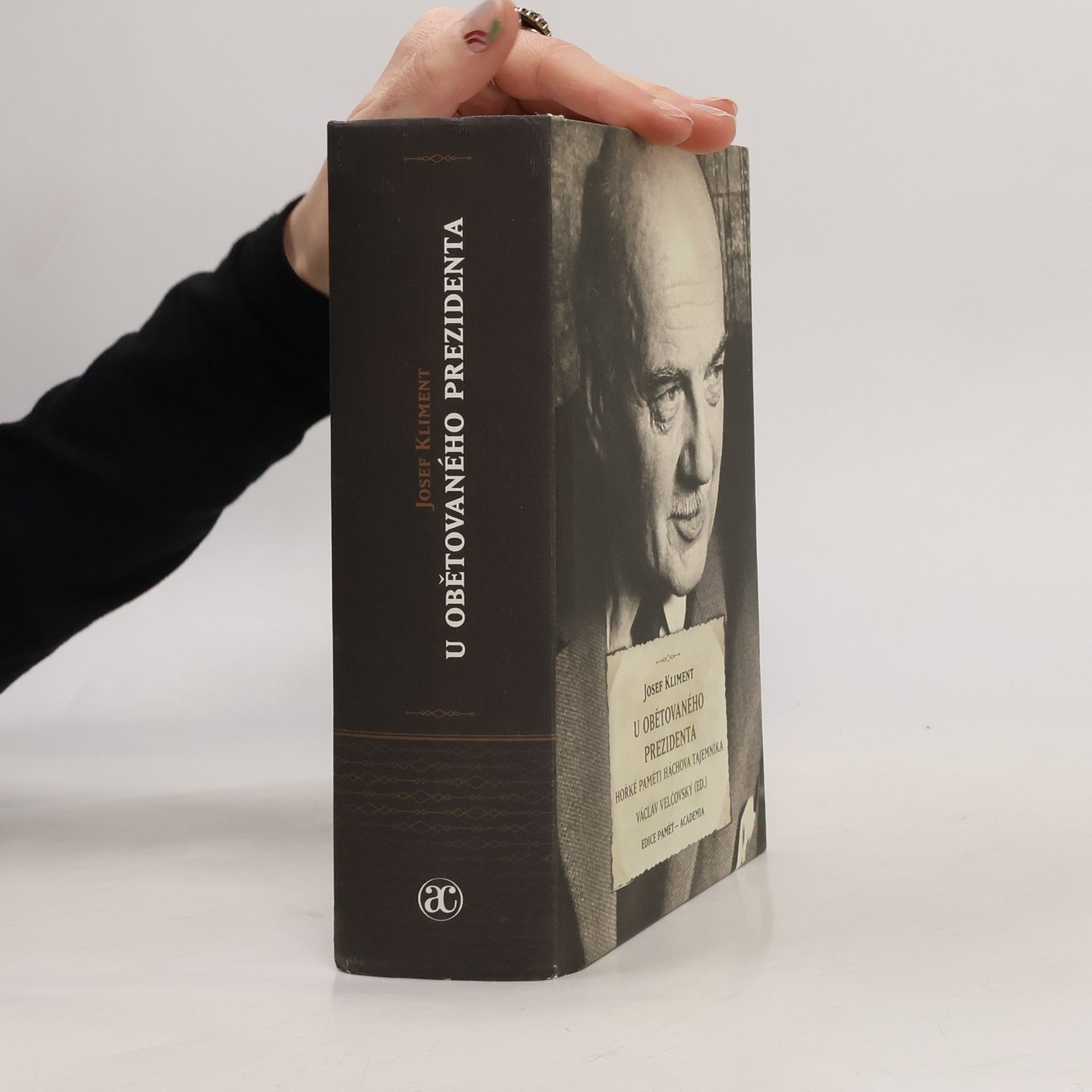 Josef Kliment U obětovaného prezidenta. Hořké paměti Háchova tajemníka