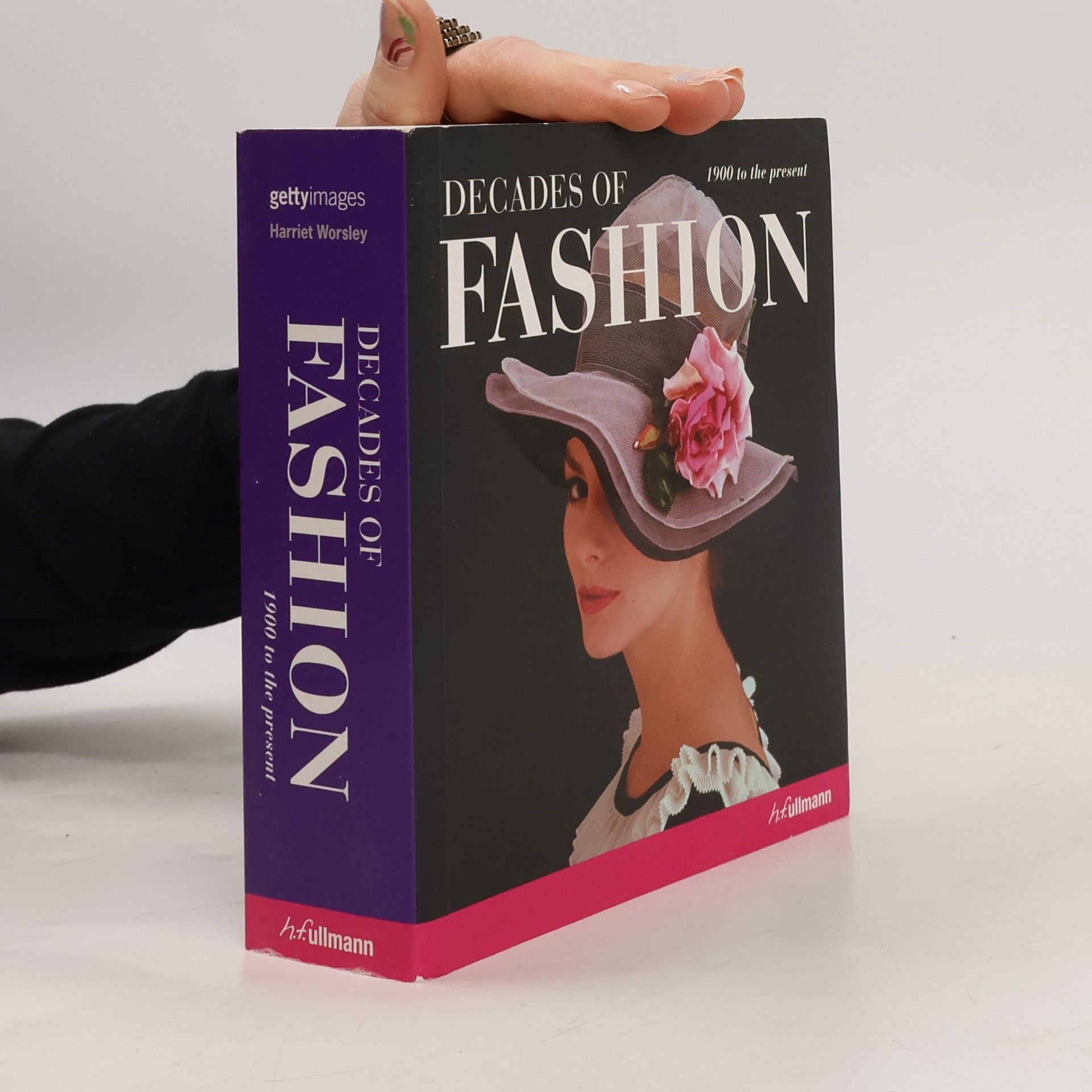 Harriet Worsley Decades of fashion : 1900 to the present