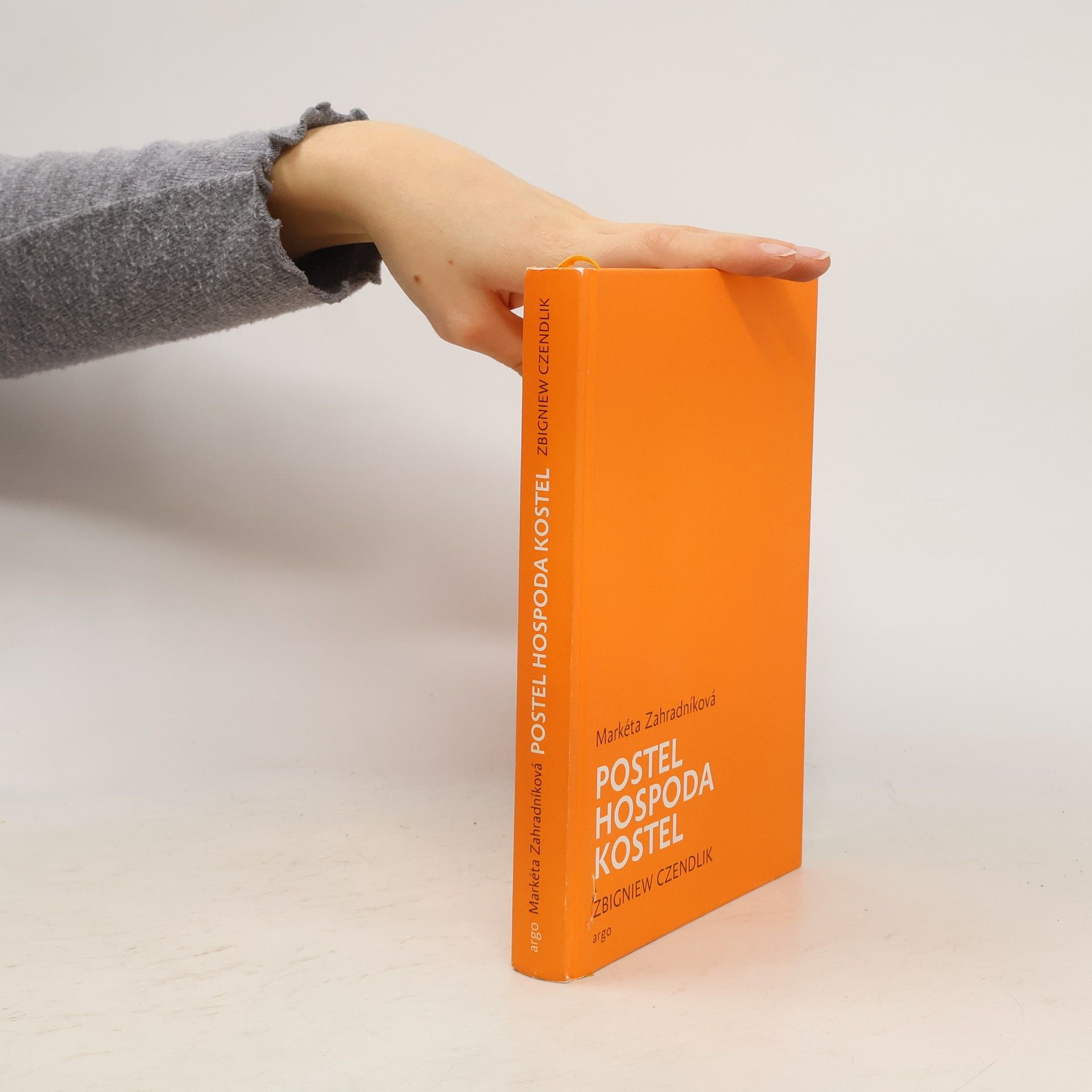 Zbigniew Czendlik Postel, hospoda, kostel